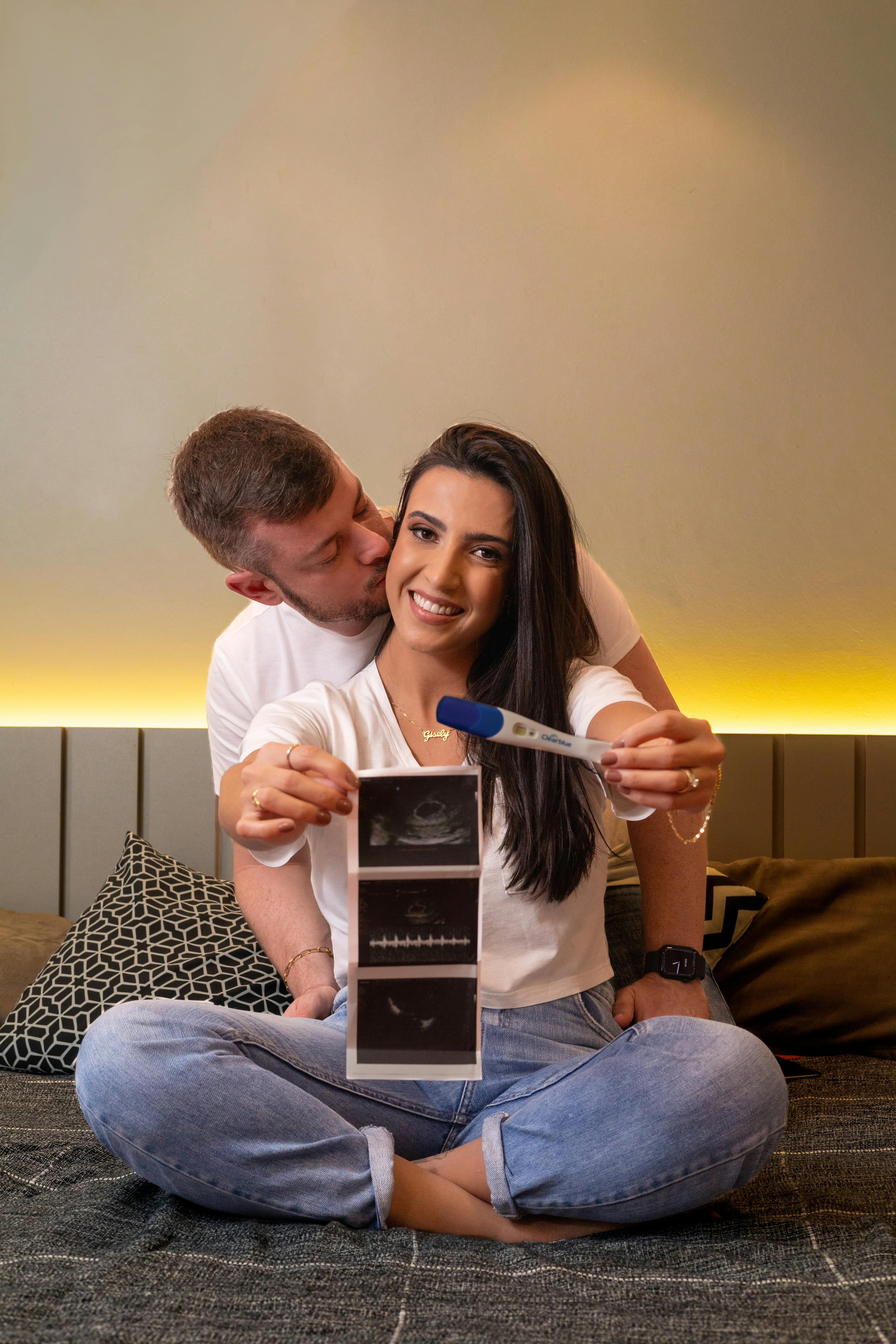 Una joven pareja embarazada | Fuente: Pexels