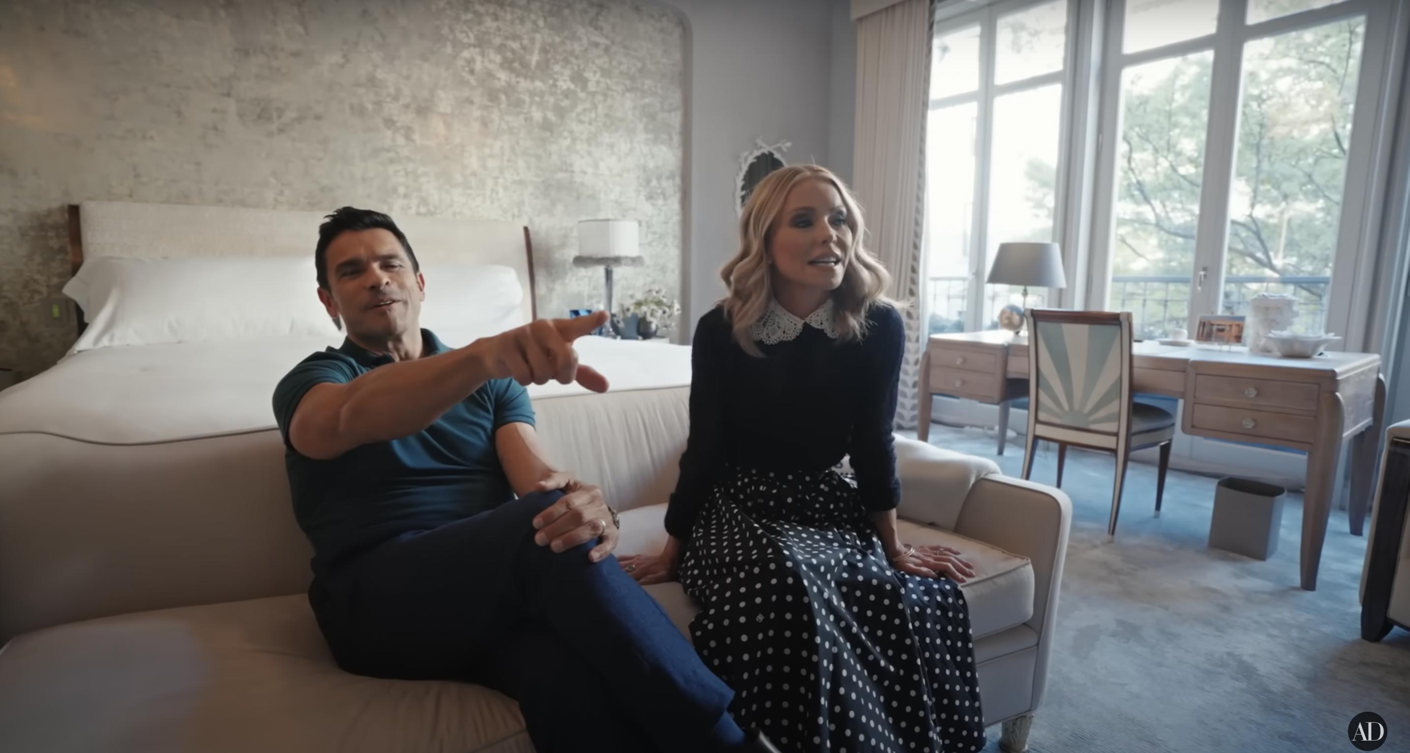 Kelly Ripa y Mark Consuelos en su dormitorio, fechado el 10 de diciembre de 2024 | Fuente: YouTube/@Archdigest