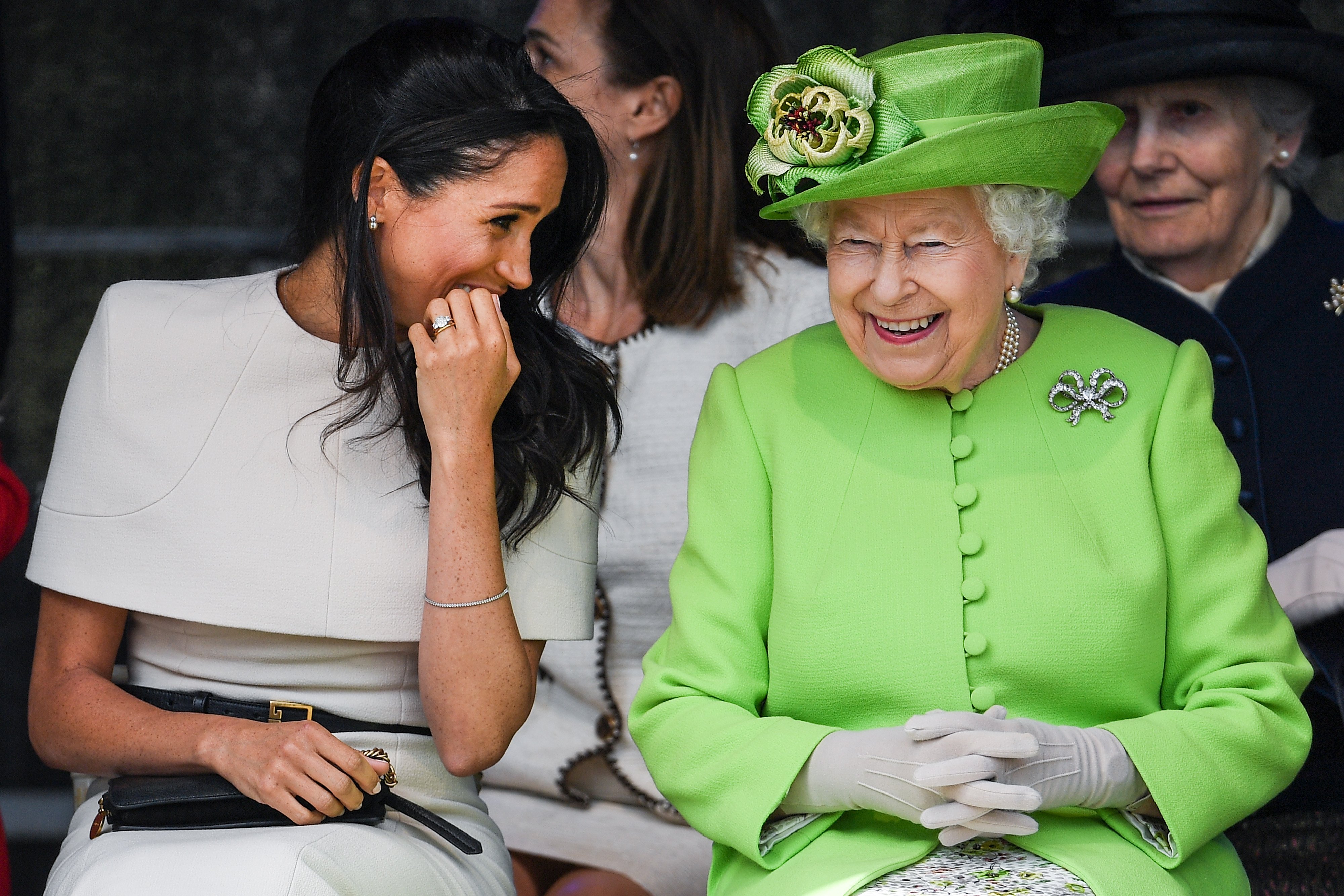 La reina Elizabeth II y Meghan Markle en Chester, Inglaterra 2018. | Foto: Getty Images 