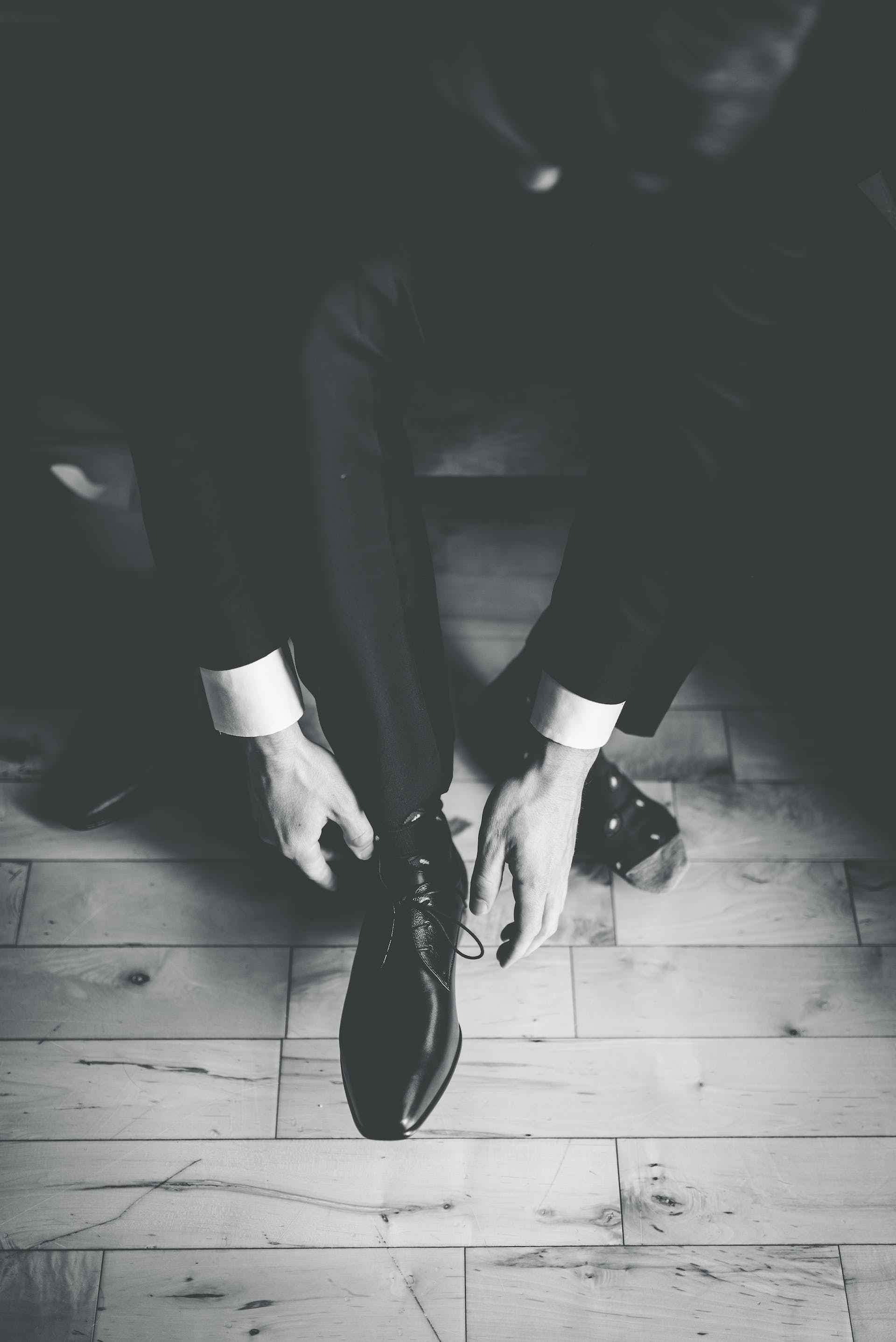 Persona poniéndose los zapatos | Foto: Pexels