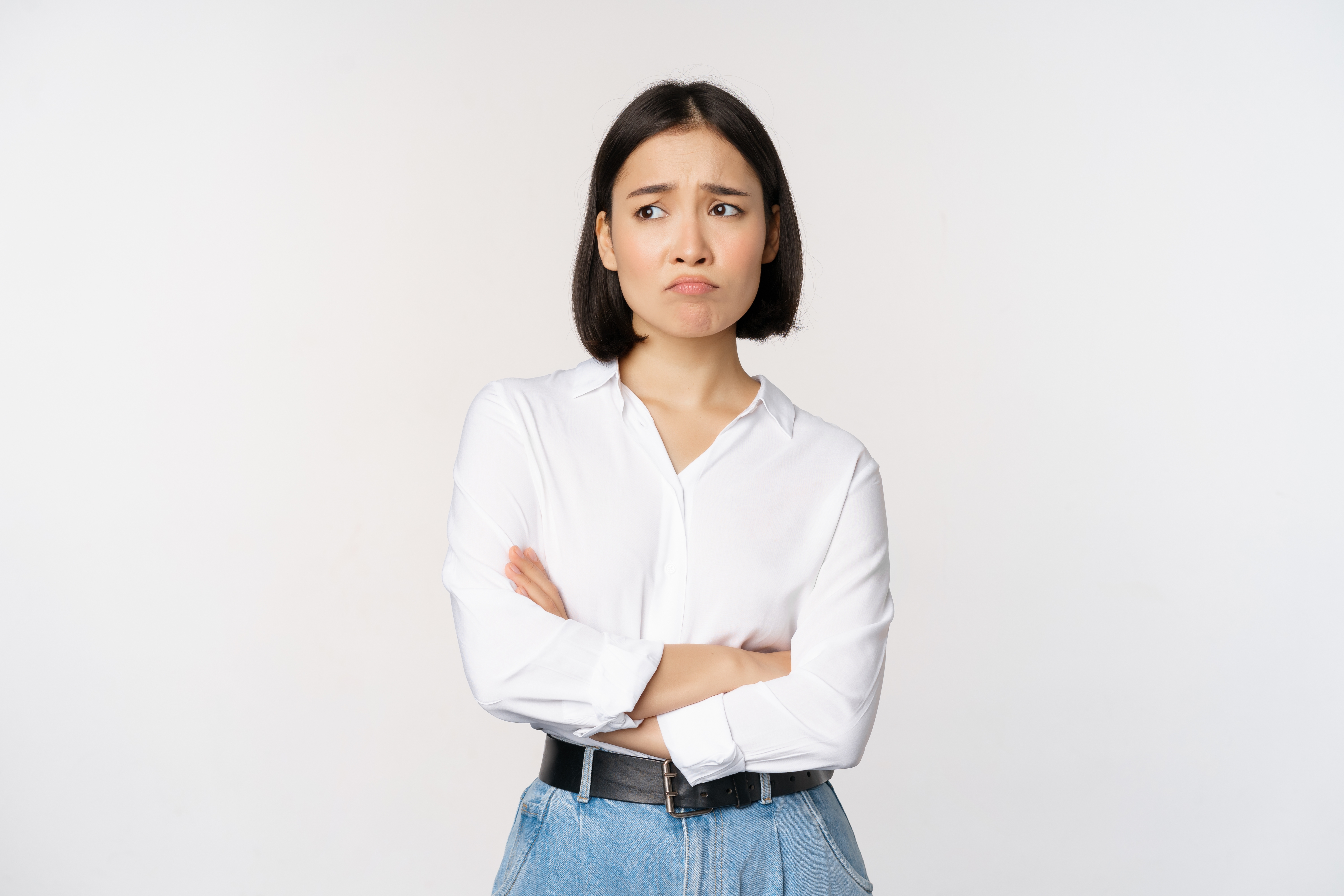 Mujer disgustada con los brazos cruzados | Fuente: Shutterstock