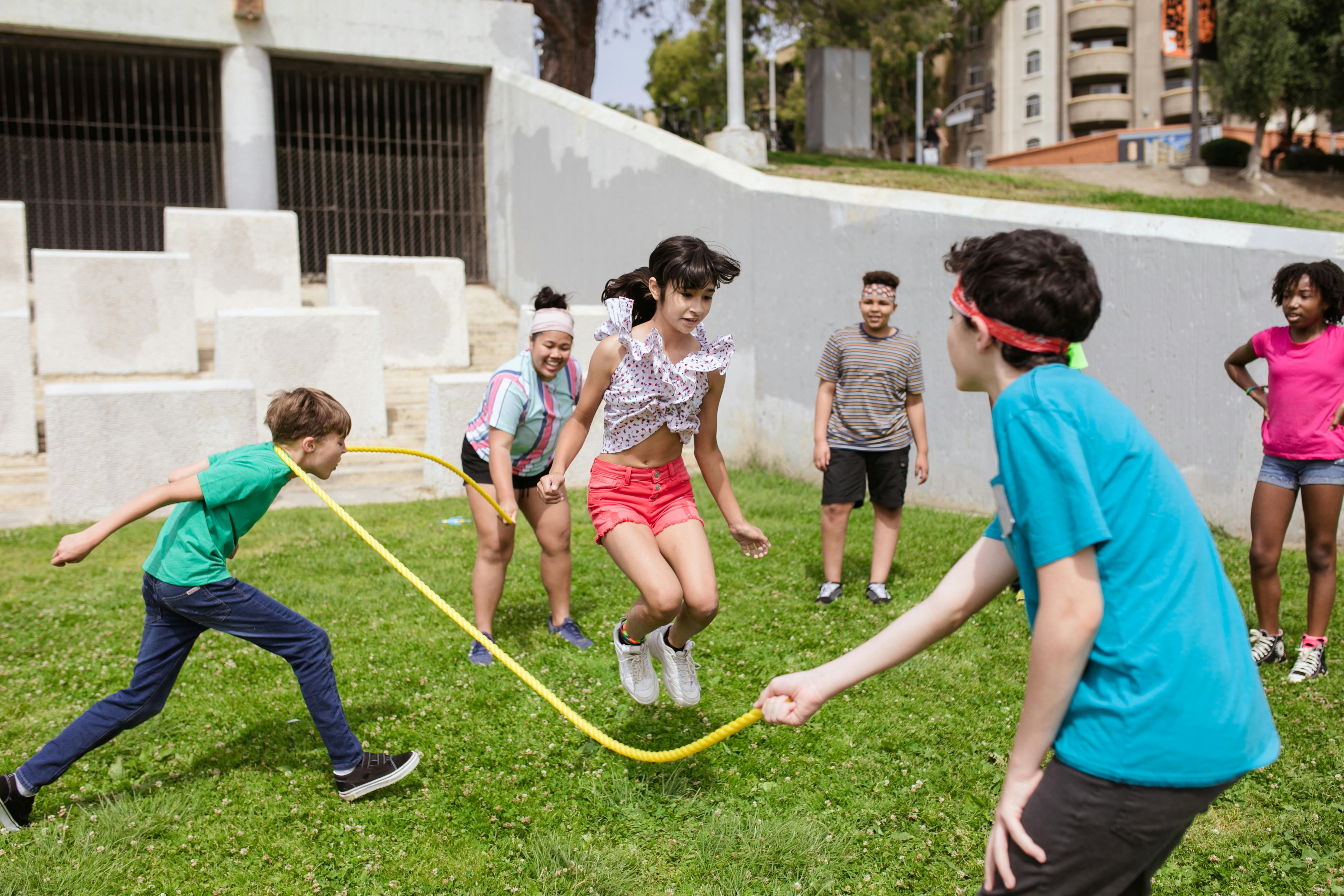 Un grupo de niños jugando a saltar a la comba | Fuente: Pexels