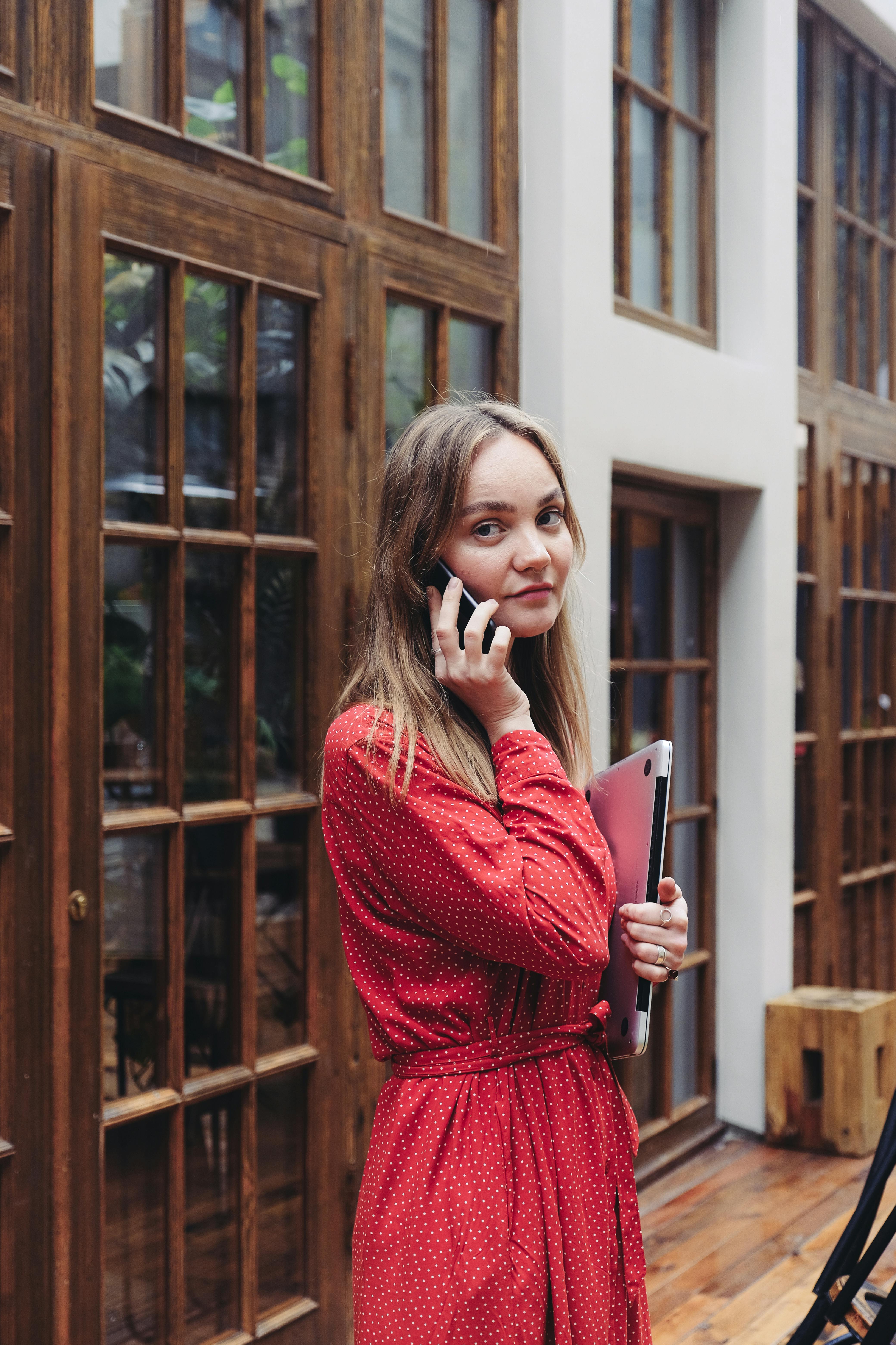 Una mujer hablando por teléfono | Fuente: Pexels