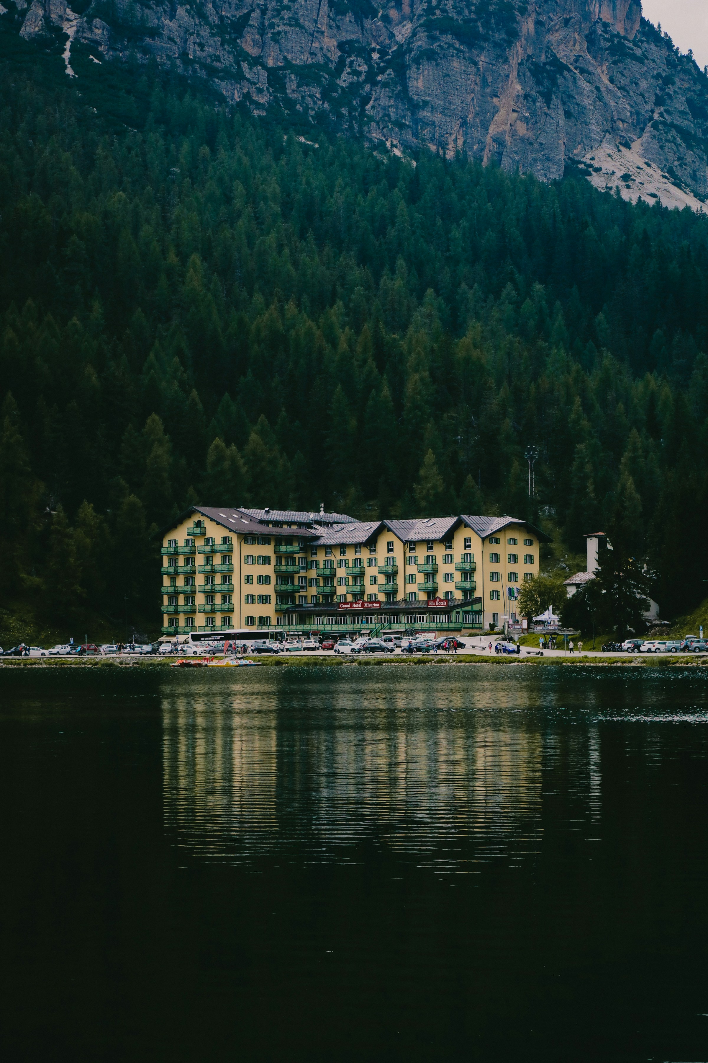 Un hotel junto al lago | Fuente: Unsplash