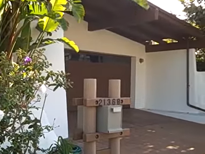 La casa de Ryan O'Neal en un video del 15 de julio de 2010 | Fuente: youtube.com/@graniteshield