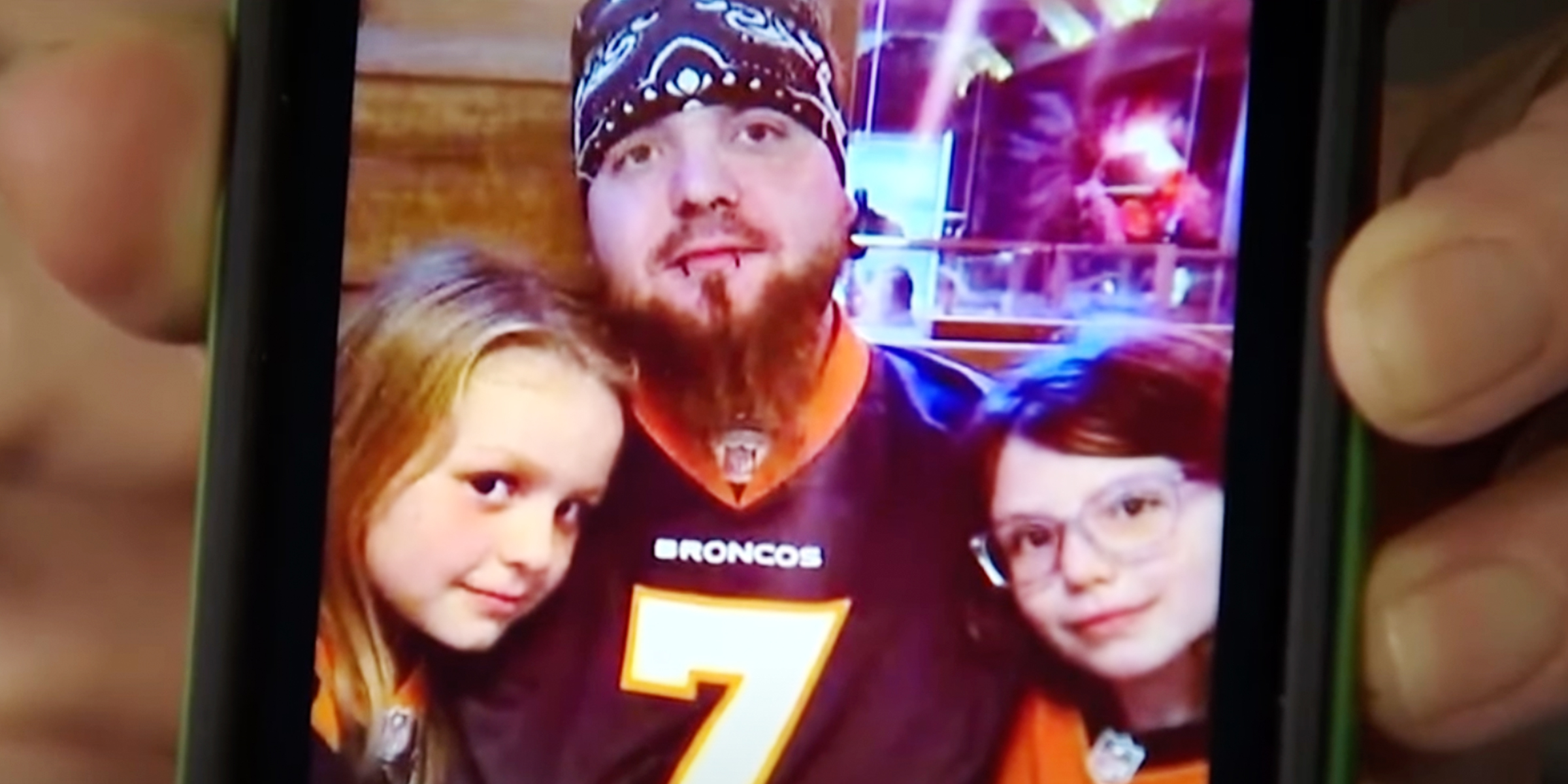 Dylan D. Danielson con Hayven y Fayeah, 2025 | Fuente: YouTube.com/@azfamily