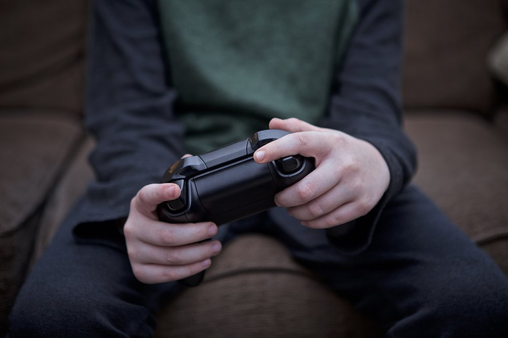 Joven con control de juegos electrónicos.  | Foto: Shutterstock.