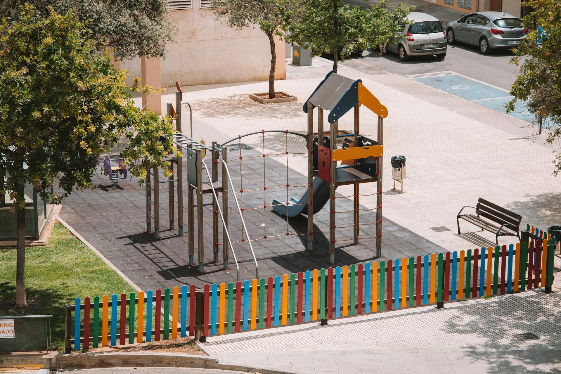 Un parque infantil en una ciudad | Fuente: Pexels