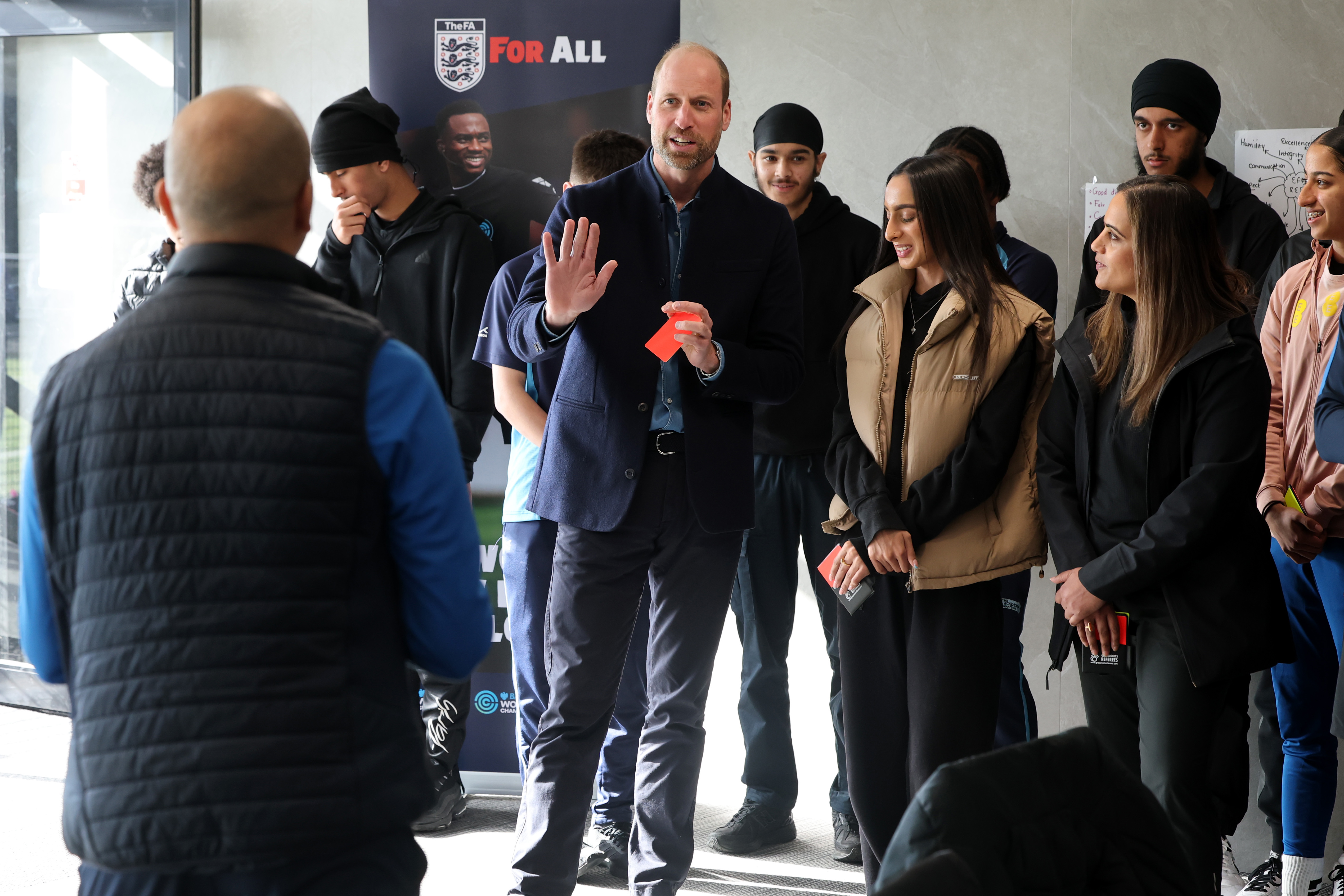 El príncipe William se une a una clase y habla con los participantes en un Curso de Formación de Árbitros de la FA en el Sporting Khalsa FC el 11 de marzo de 2025 | Fuente: Getty Images