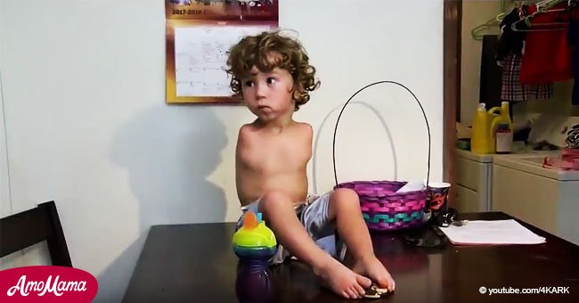 Un niño de 3 años sin brazos se vio obligado a abandonar el restaurante por "comer con los pies"