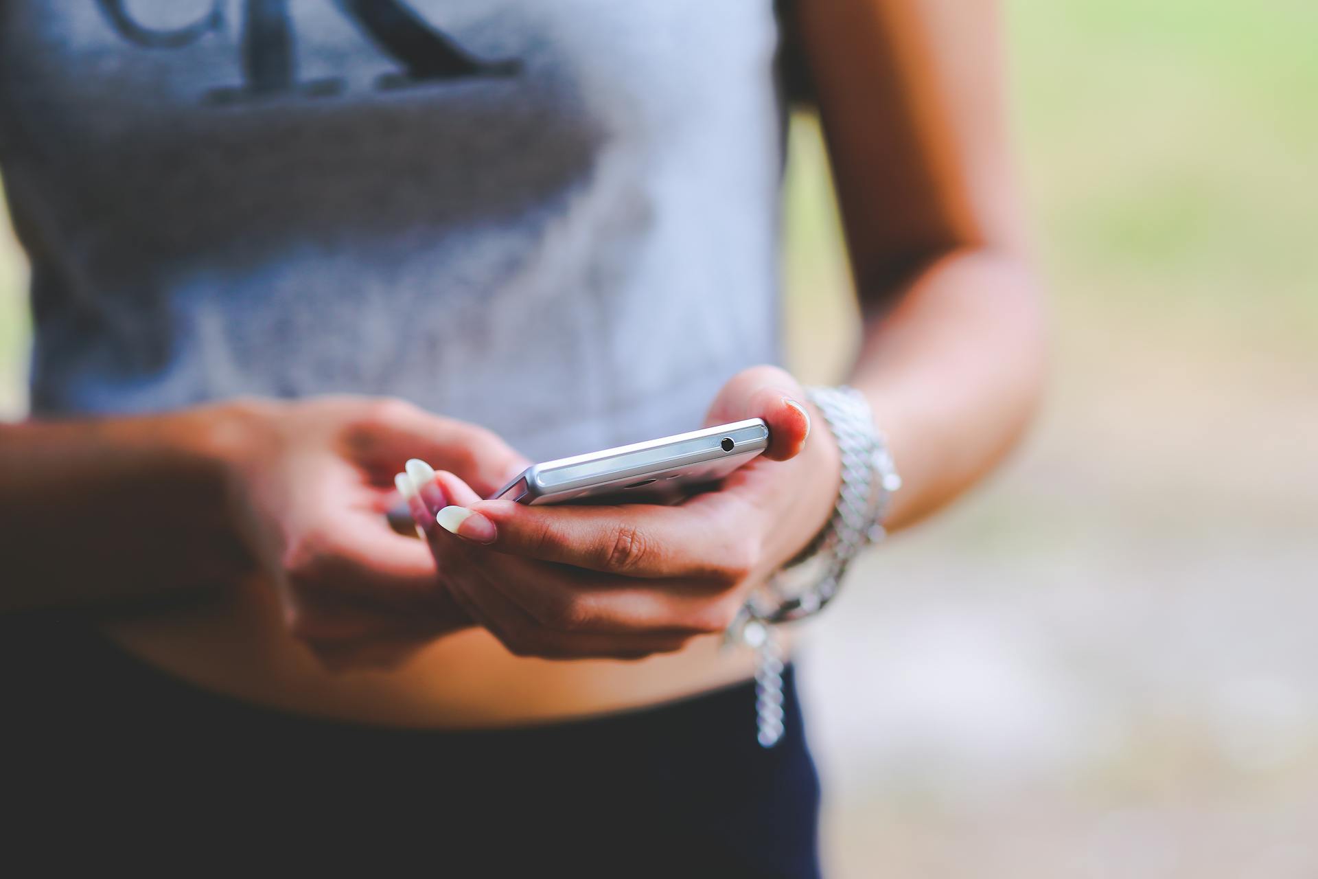 Una mujer usando su teléfono | Fuente: Pexels