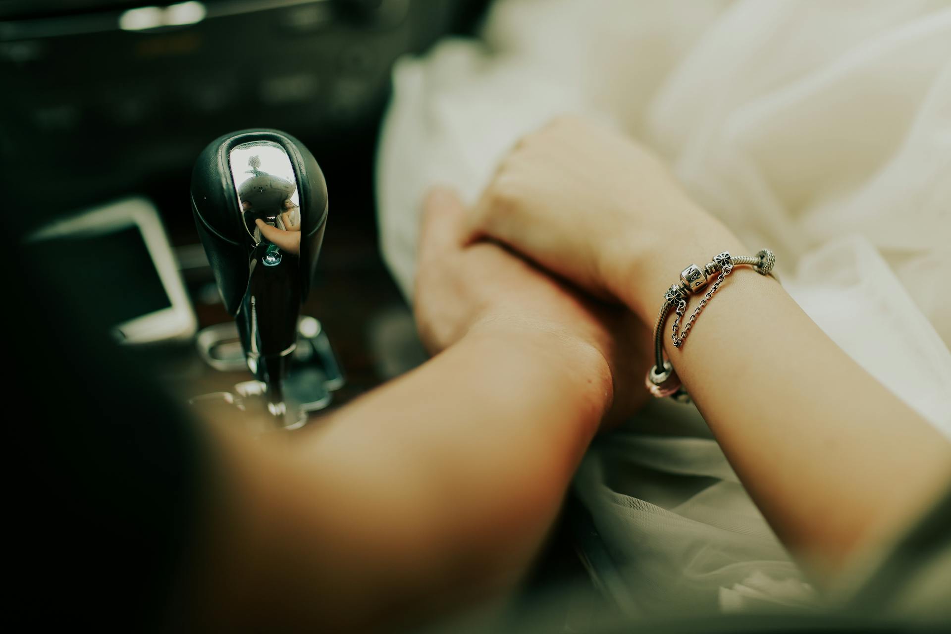 Una pareja tomada de la mano en su automóvil | Fuente: Pexels