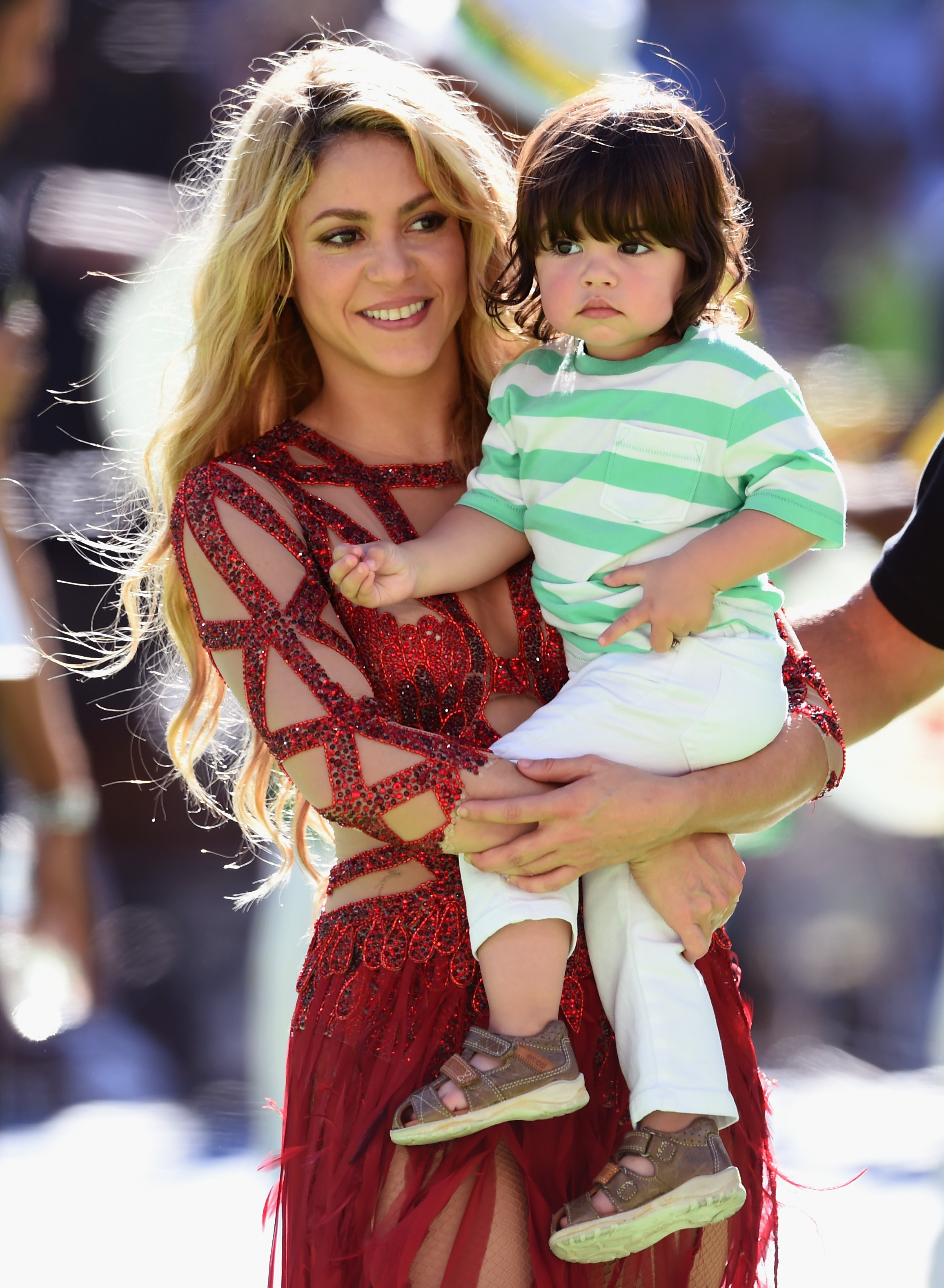 Shakira y su hijo Milan Piqué observan durante la ceremonia de clausura previa al partido de la final de la Copa Mundial de la FIFA Brasil 2014 entre Alemania y Argentina en Maracaná el 13 de julio de 2014 en Río de Janeiro, Brasil.