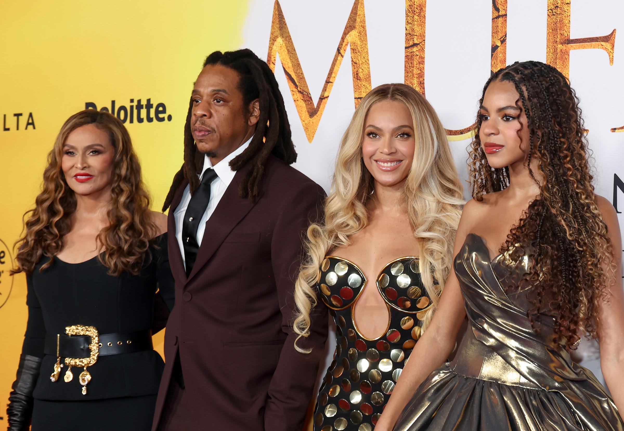 Tina Knowles, Jay-Z, Beyoncé y Blue Ivy Carter asisten al estreno en Los Ángeles de "Mufasa: El Rey León" de Disney en el Dolby Theatre el 9 de diciembre de 2024 en Hollywood, California | Fuente: Getty Images