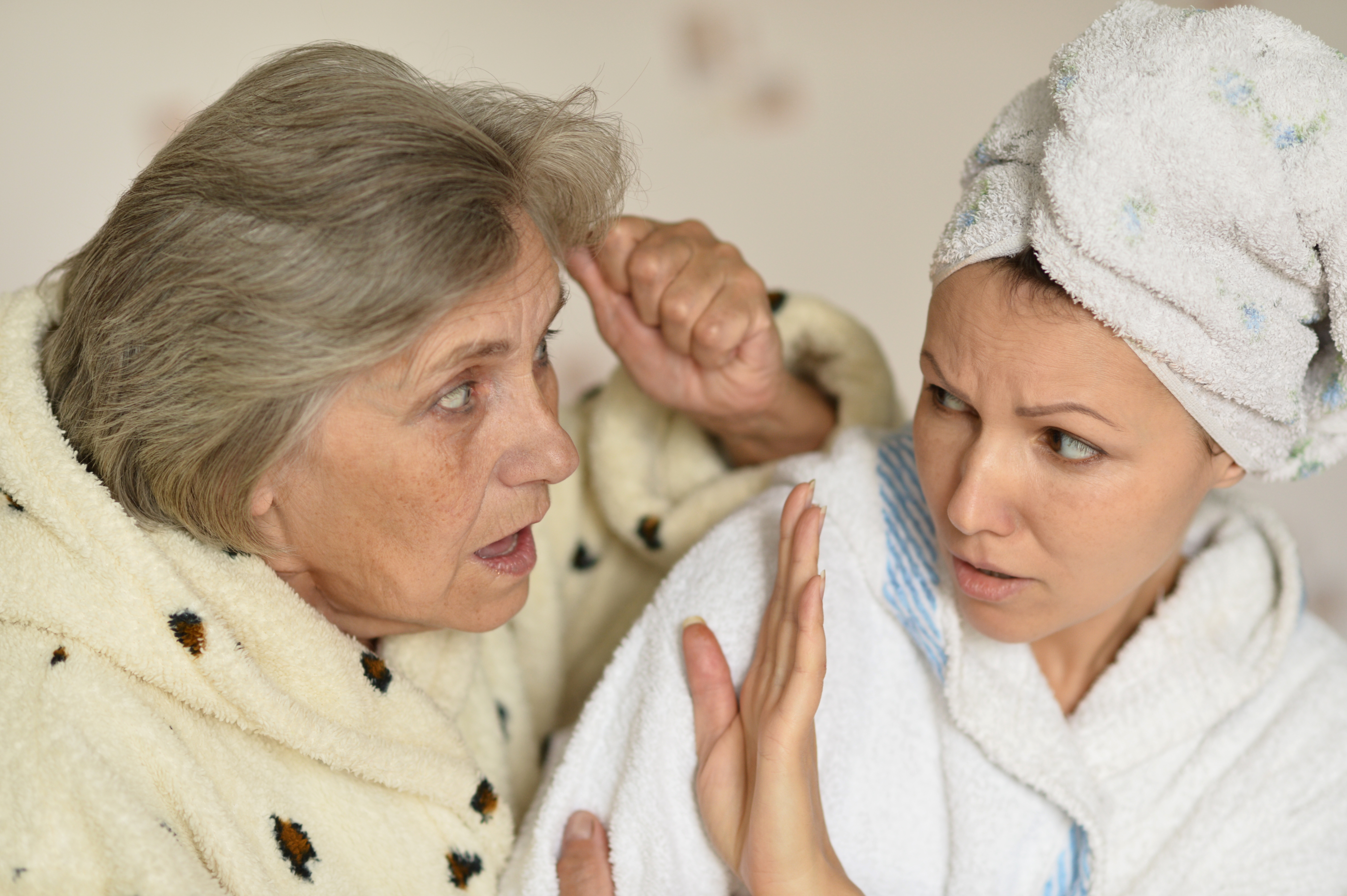 Una mujer intenta evitar a su suegra enfadada. | Foto: Shutterstock
