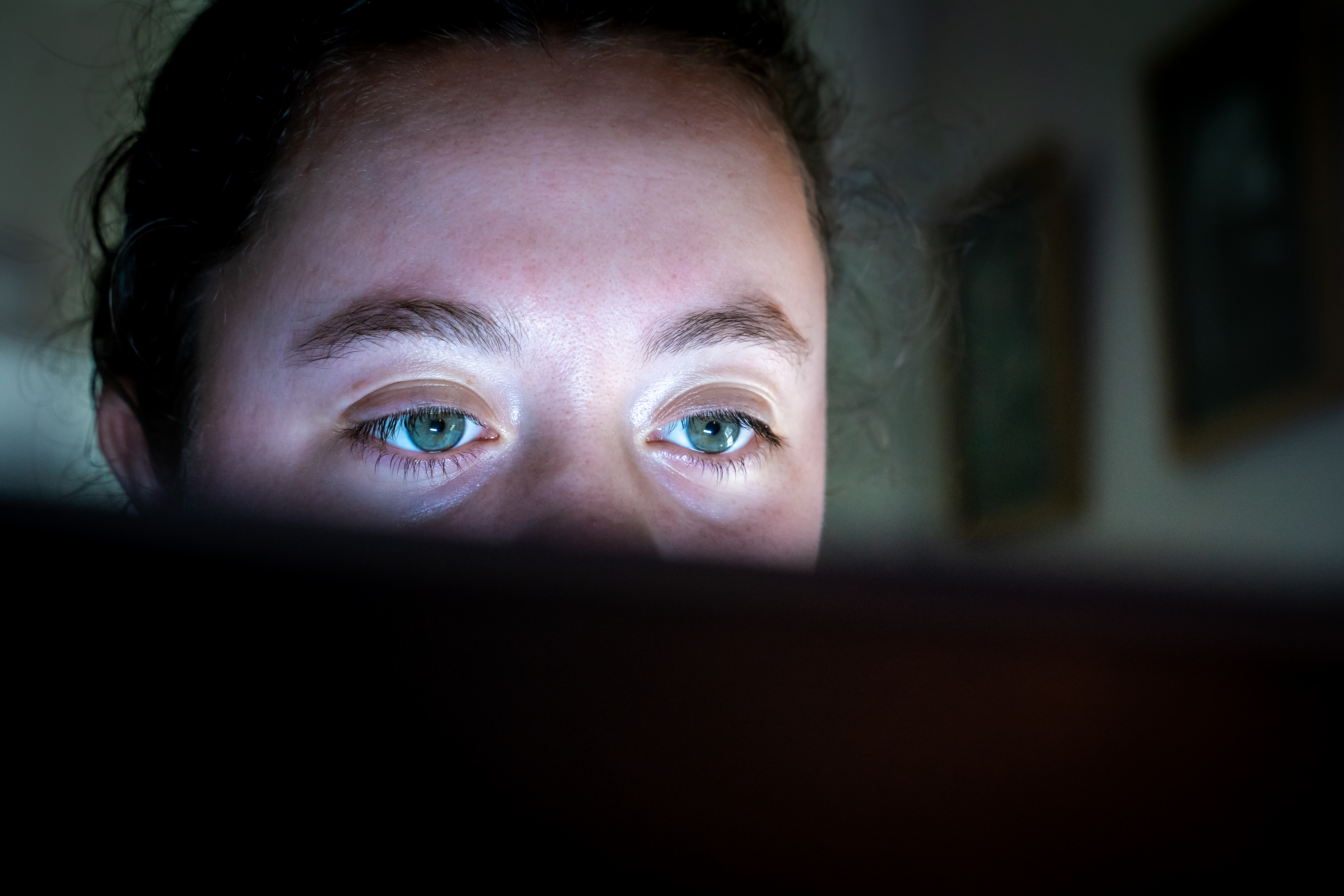 Mujer mirando la pantalla de un ordenador | Foto: Getty Images