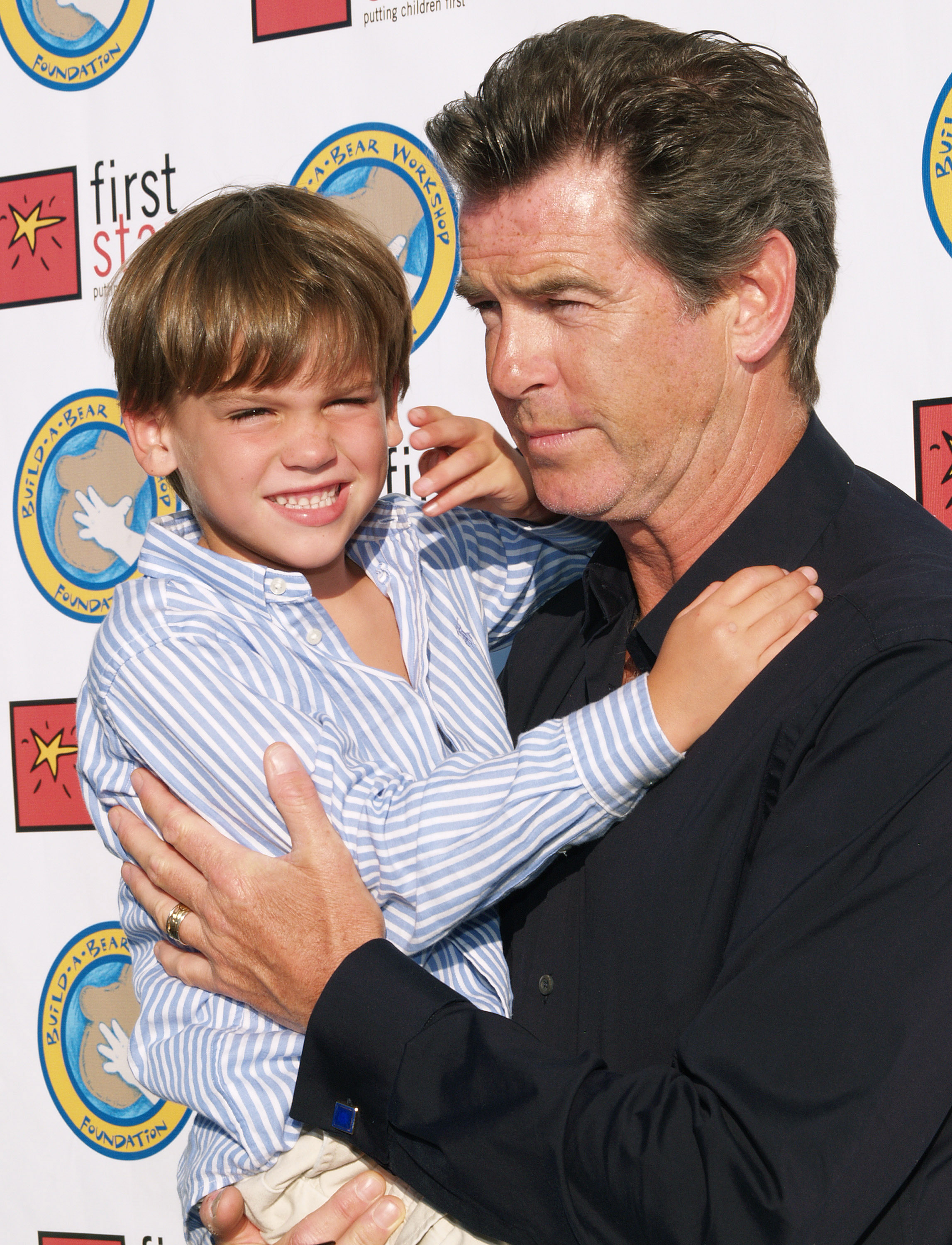 Pierce y Paris Brosnan durante la gala benéfica "Celebración por los Derechos de los Niños" de First Star en Santa Mónica, California | Foto: Getty Images