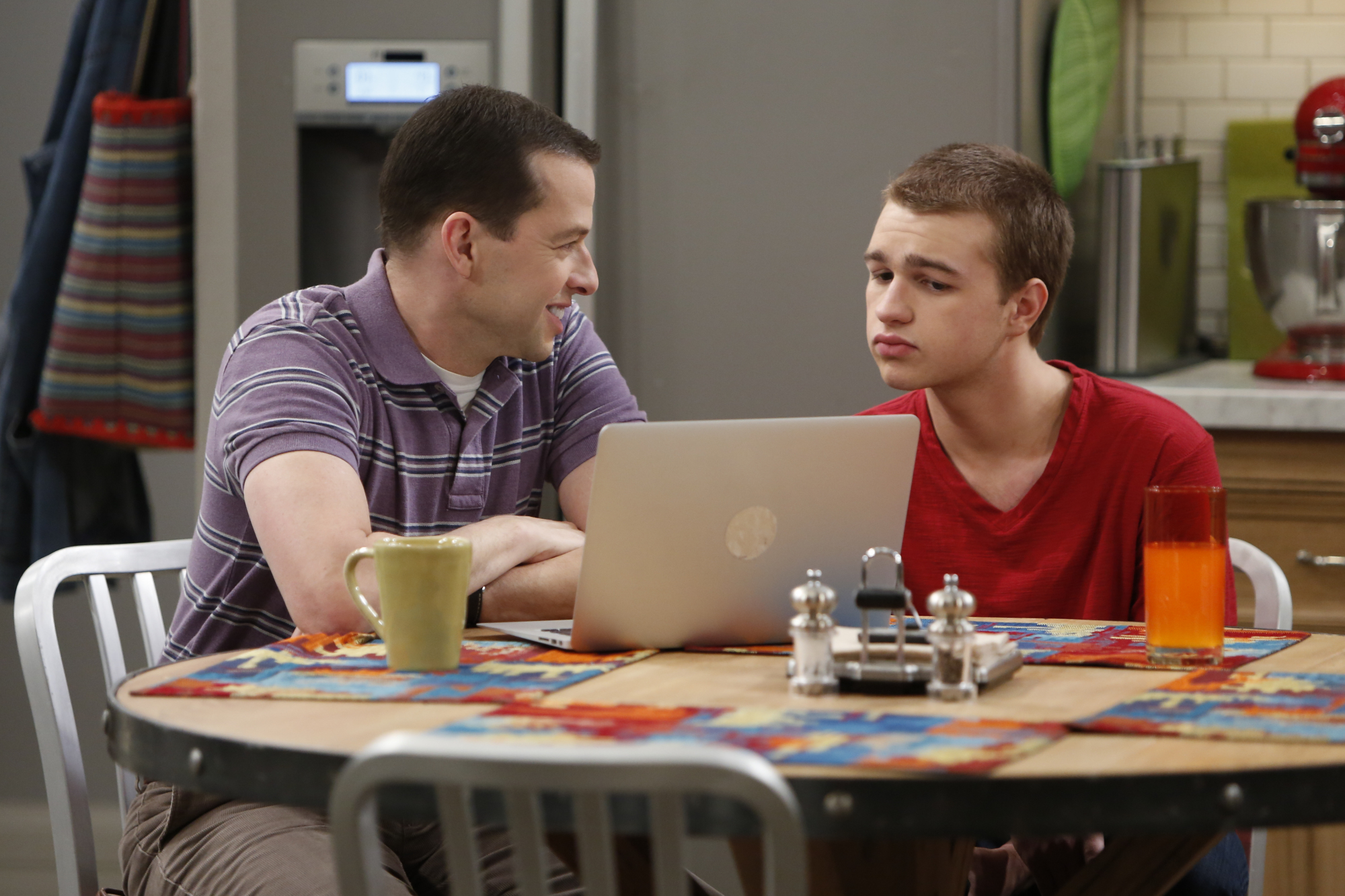 Jon Cryer y Angus T. Jones en el plató de "Two and a Half Men", 2013 | Fuente: Getty Images