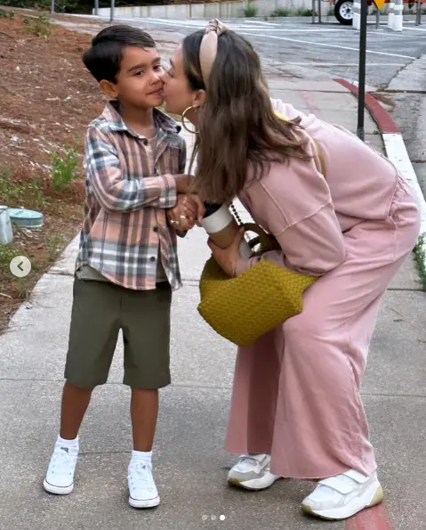 Jessica Alba inclinándose para besar a su hijo Hayes en los labios. | Fuente: Instagram/jessicaalba