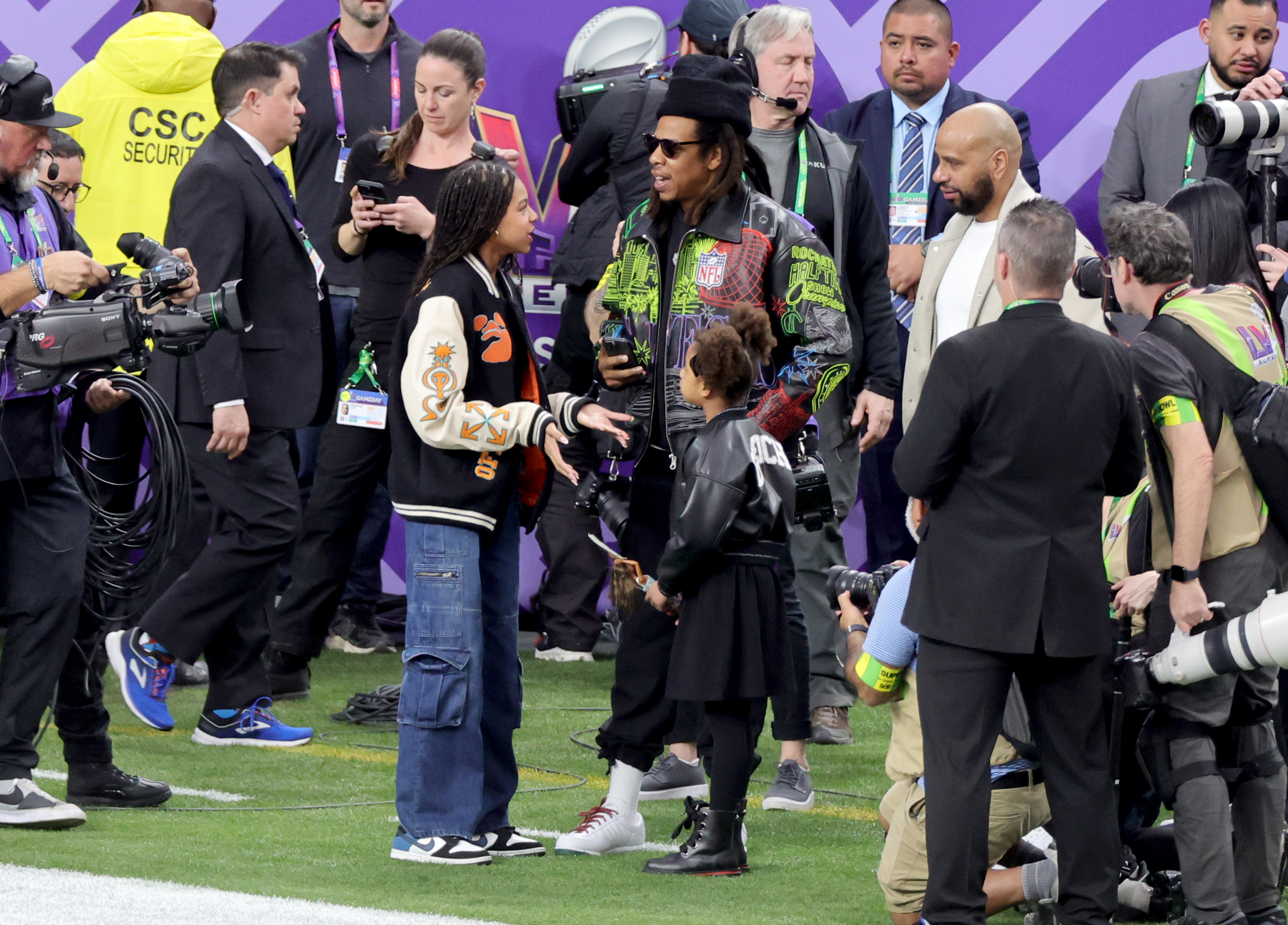 Jay-Z con sus hijas Blue Ivy y Rumi Carter vistas antes de la Super Bowl LVIII entre los contra los San Francisco 49ers y los Kansas City Chiefs el 11 de febrero de 2024 en Las Vegas, Nevada | Foto: Getty Images