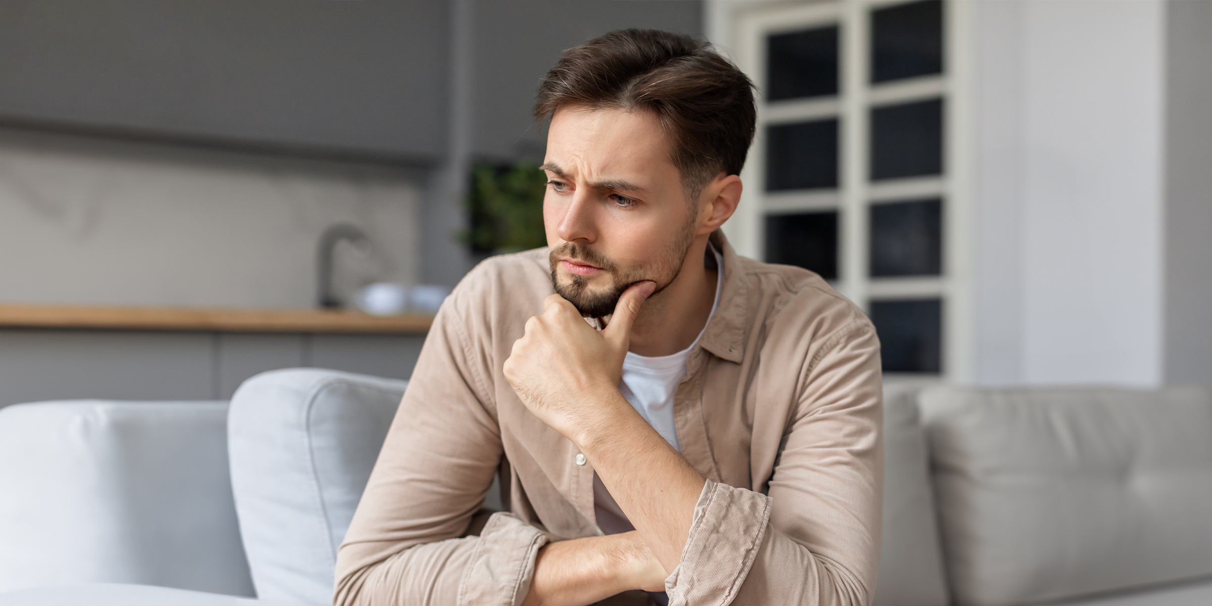 Un hombre reflexivo | Fuente: Shutterstock