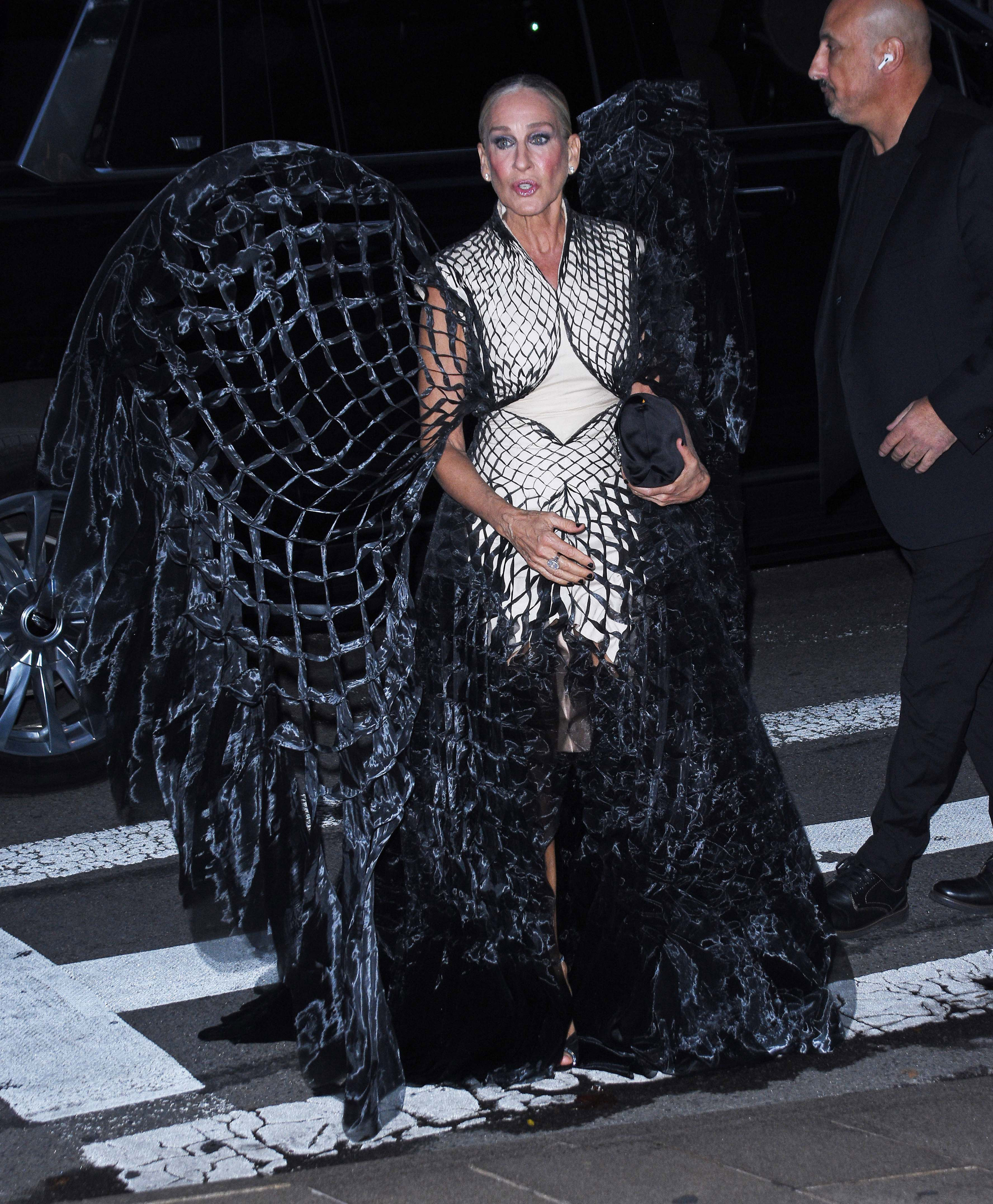 Sarah Jessica Parker llega a la Gala de Moda de Otoño 2025 del New York City Ballet, celebrada en el Lincoln Center el 8 de octubre de 2025 en Nueva York, luciendo un vestido escultural en blanco y negro de Iris van Herpen con unos espectaculares detalles a modo de alas que llegan hasta el suelo. | Fuente: Getty Images