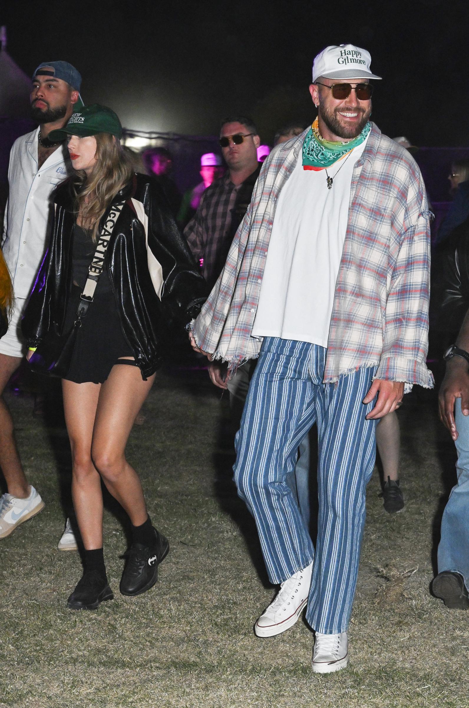 Taylor Swift y Travis Kelce en el Festival de Música y Artes de Coachella en Thermal, California, el 13 de abril de 2024 | Fuente: Getty Images