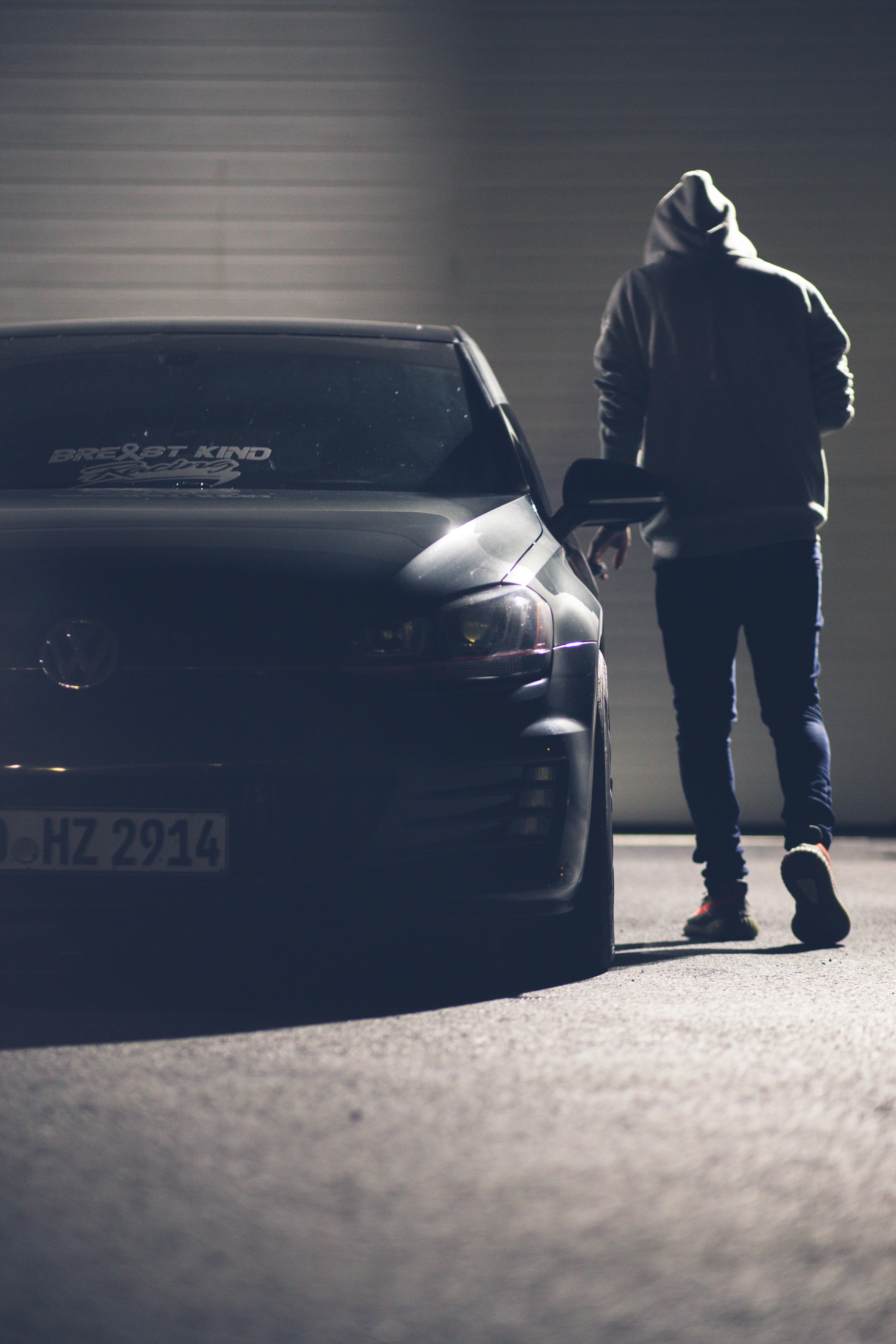 Un uomo che cammina verso una macchina | Fonte: Pexels