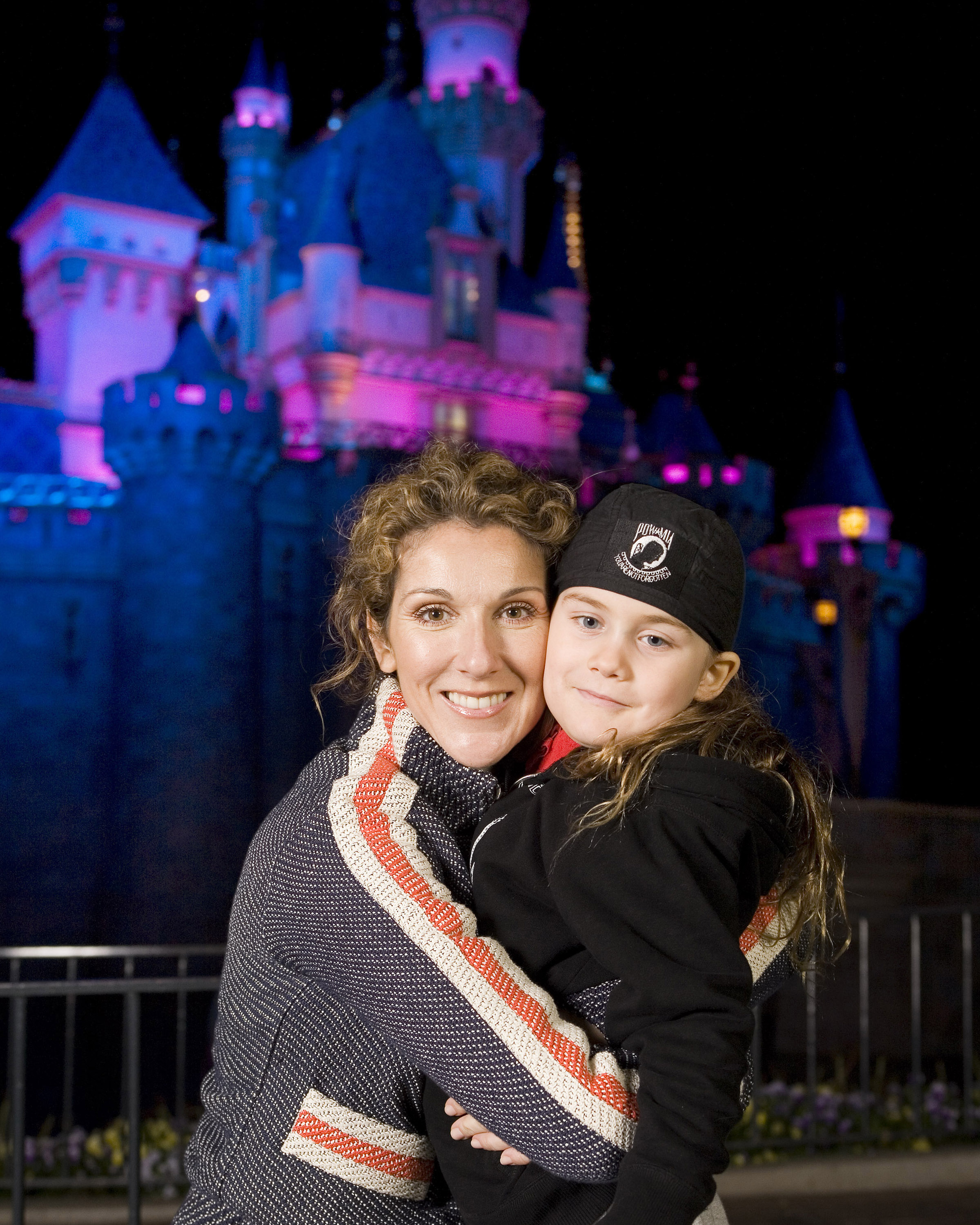 Céline Dion y René-Charles fotografiados en el exterior del Castillo de la Bella Durmiente en Disneyland el 21 de marzo de 2007 en Anaheim, California. | Fuente: Getty Images