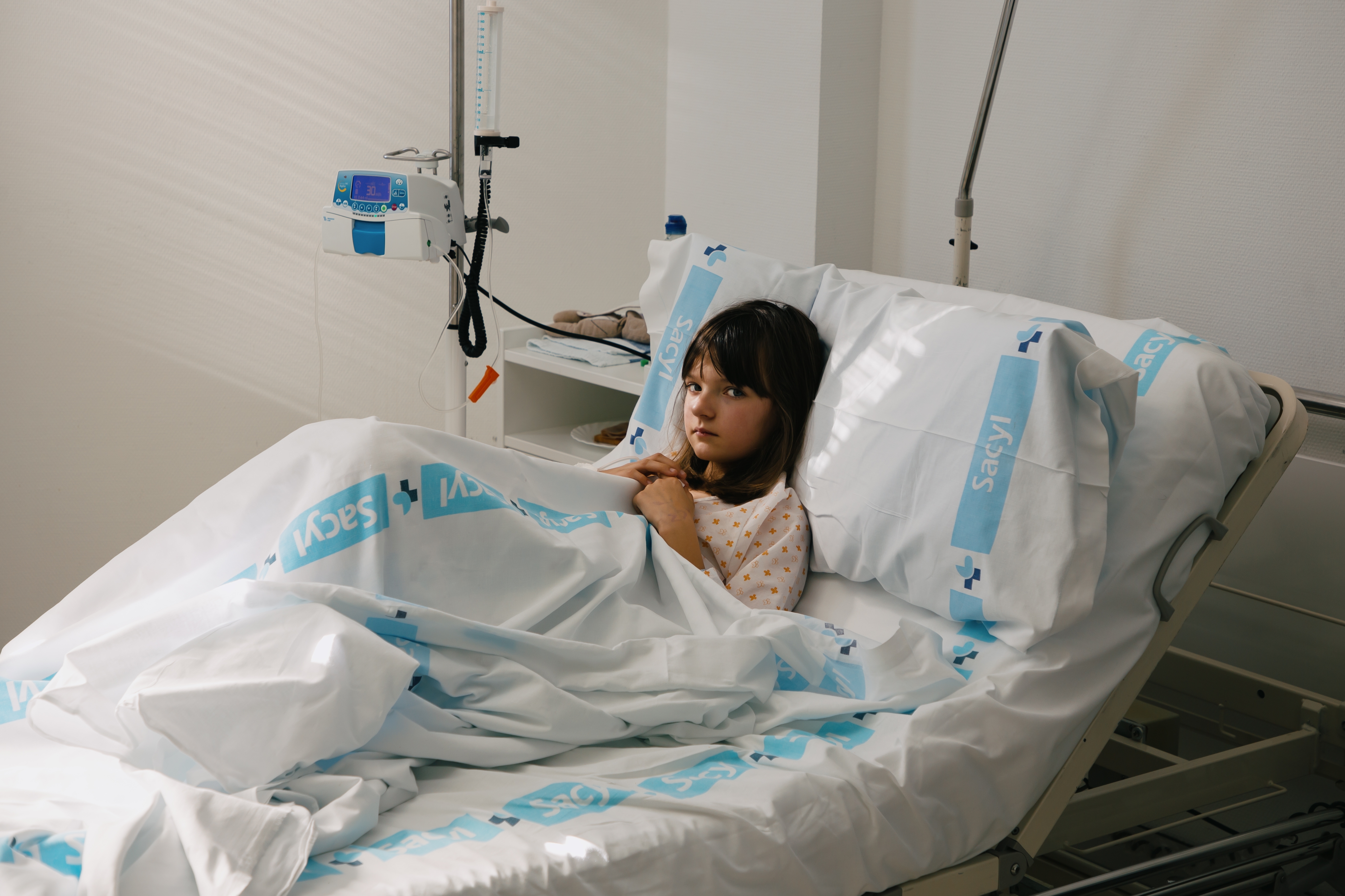 La niña yace en una cama de hospital | Fuente: Shutterstock.com