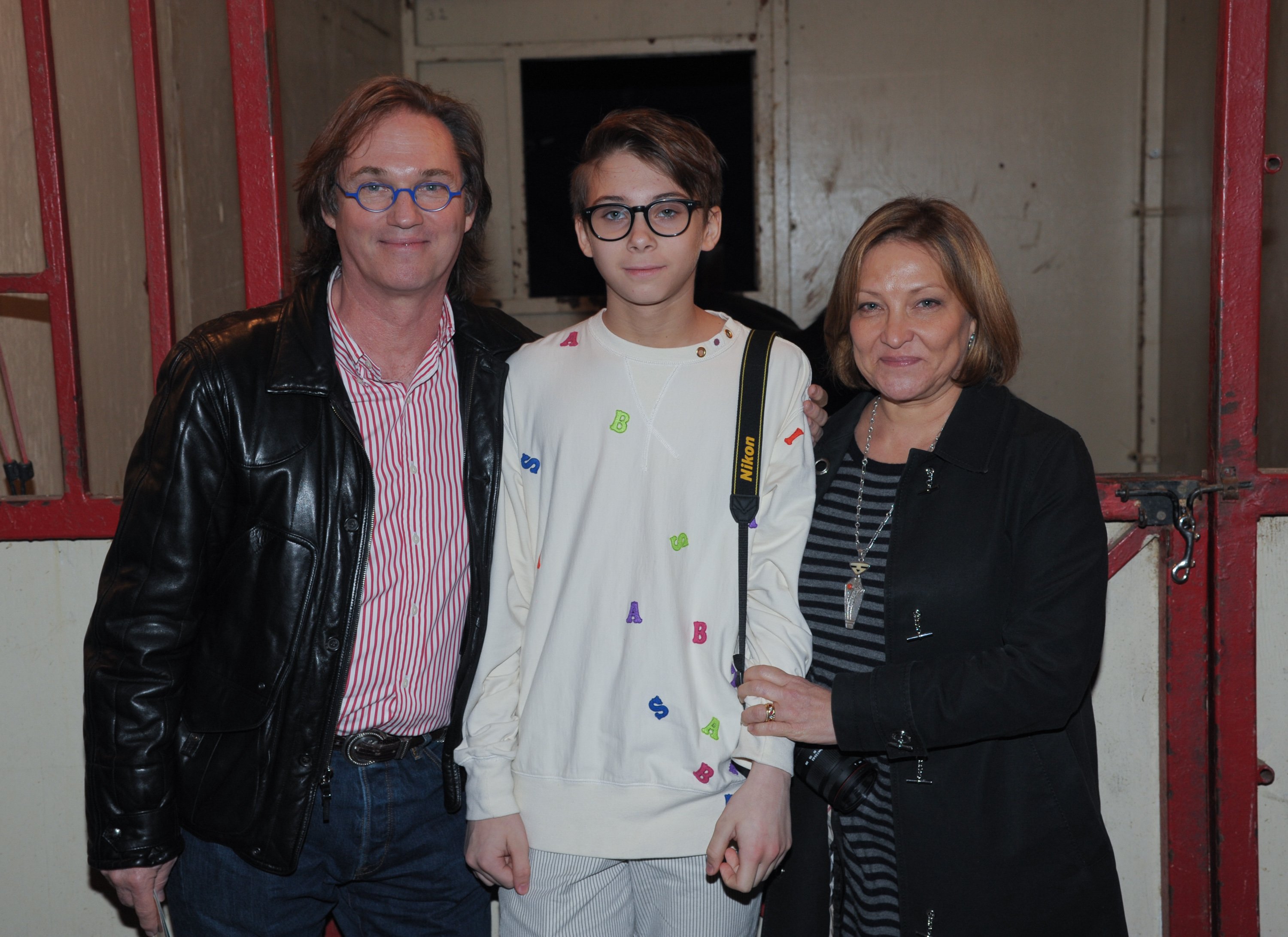 Richard Thomas con su hijo, Montana Thomas, y Georgiana Bischoff en el evento de la 34ª temporada del Big Apple Circus Under the Big Top el 23 de octubre de 2011, en Nueva York | Fuente: Getty Images