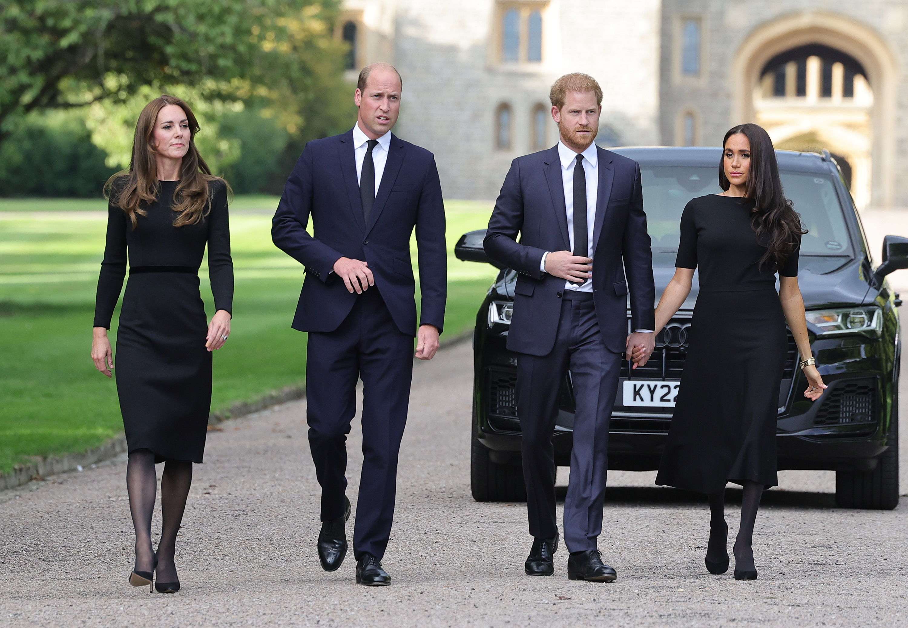 La princesa Catherine, el príncipe William, el príncipe Harry y Meghan Markle durante el Paseo por el Castillo de Windsor llegan para ver las flores y los homenajes a SM la Reina Elizabeth II el 10 de septiembre de 2022 en Windsor, Inglaterra | Foto: Getty Images