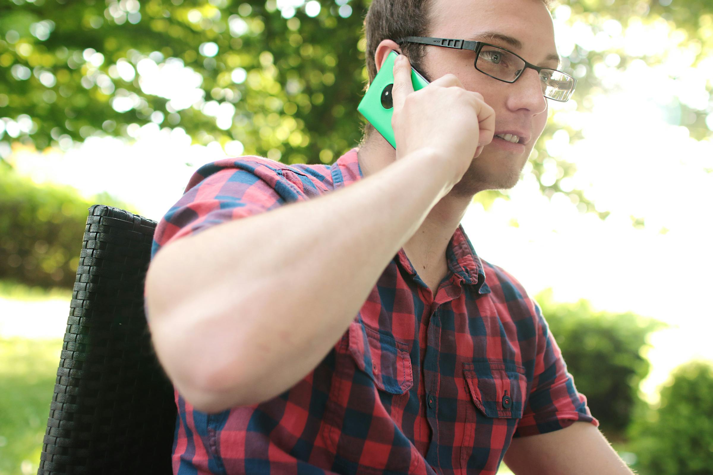 Un hombre con un teléfono en la oreja | Fuente: Pexels