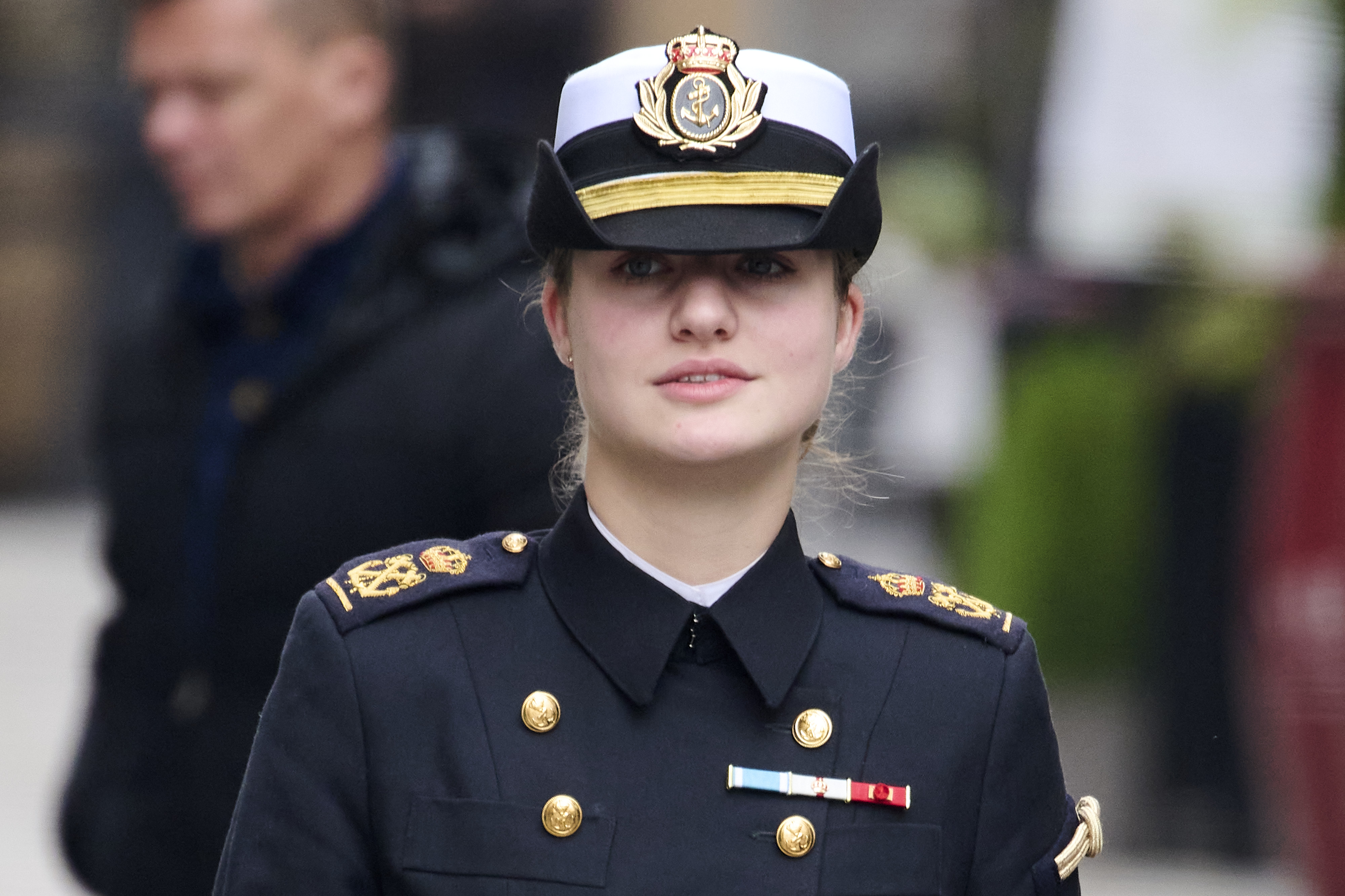 La princesa Leonor de España aparece junto a algunos compañeros fuera del restaurante Salicornia el 10 de enero de 2025 en Cádiz, España.
