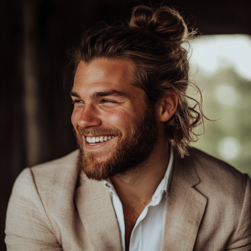 Un hombre sonriente vestido de traje | Fuente: Midjourney
