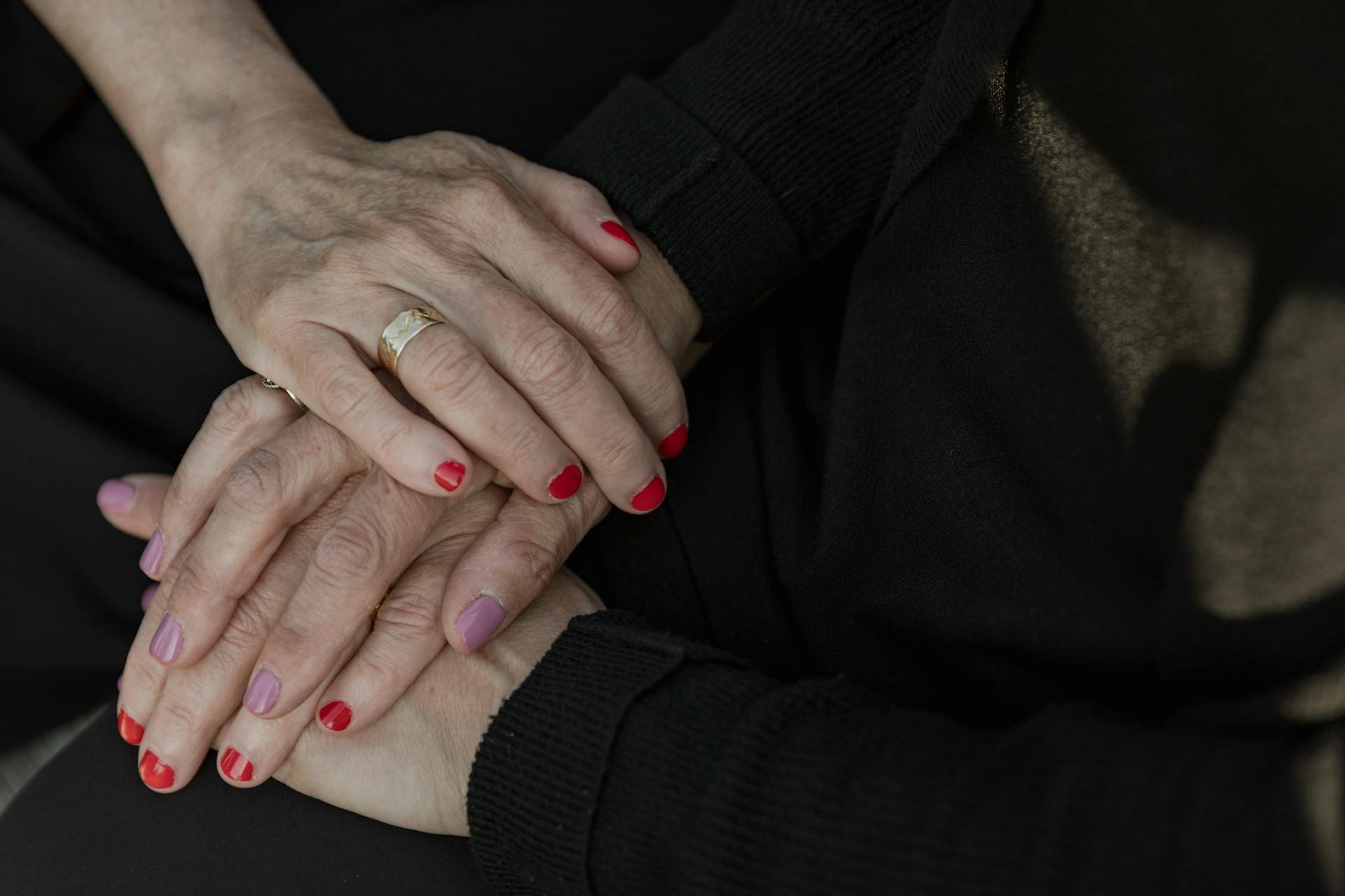 Dos mujeres cogidas de la mano | Fuente: Pexels