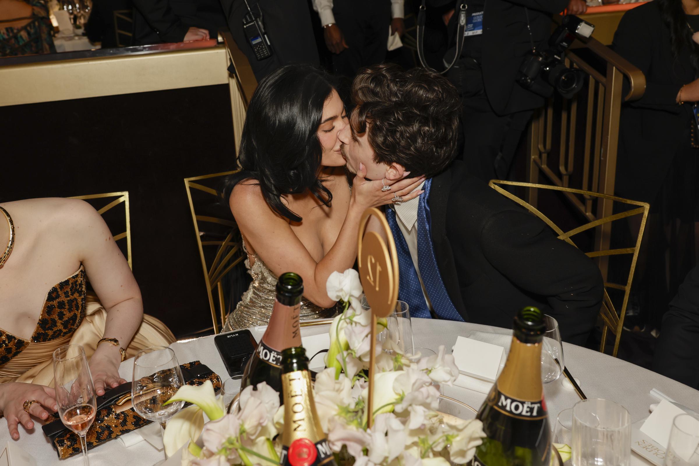 Kylie Jenner y Timothée Chalamet asisten a la 82ª edición de los Premios Golden Globes en The Beverly Hilton en Beverly Hills, California, el 5 de enero de 2025 | Fuente: Getty Images