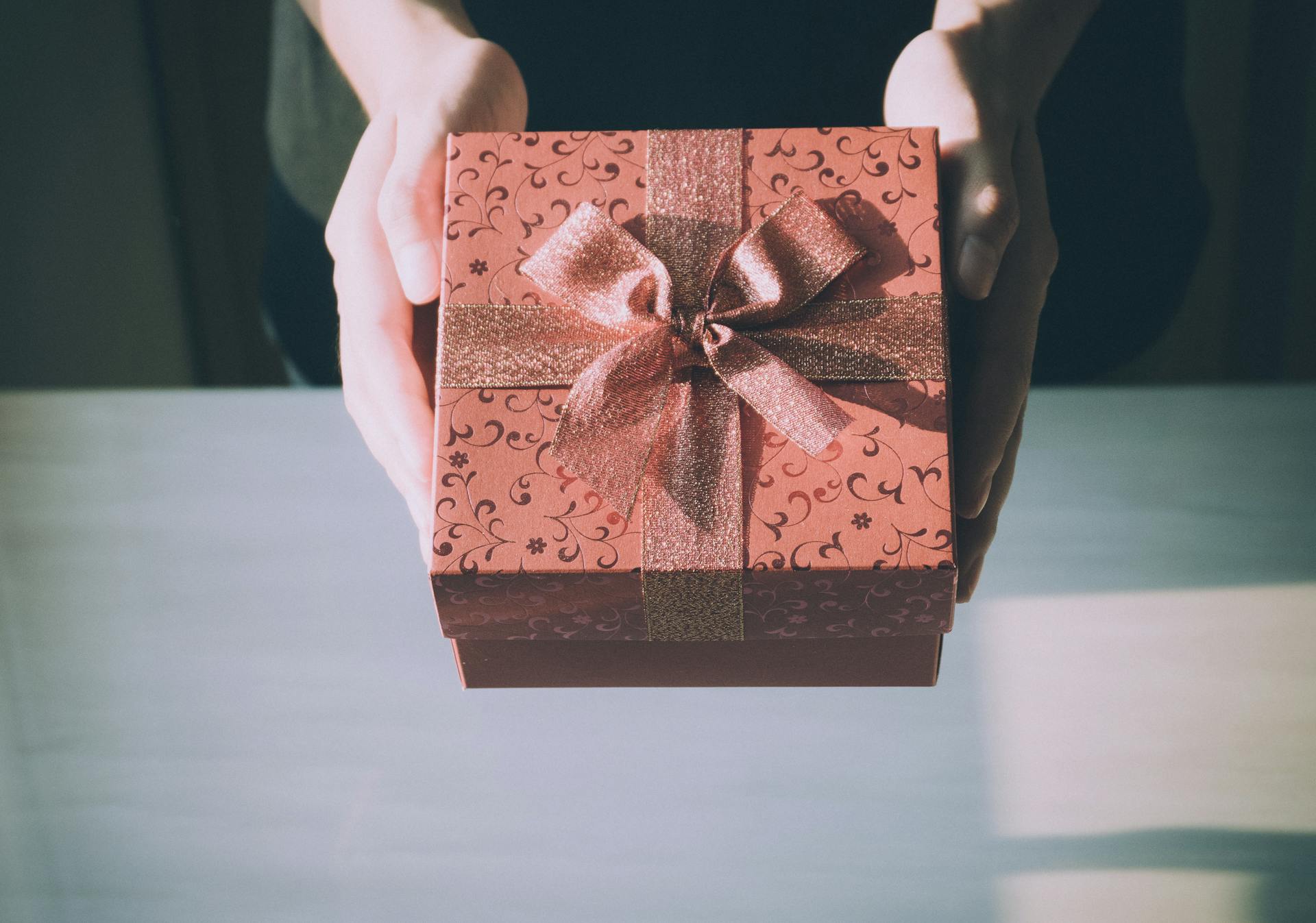 Persona sostiene una caja de regalo | Foto: Pexels
