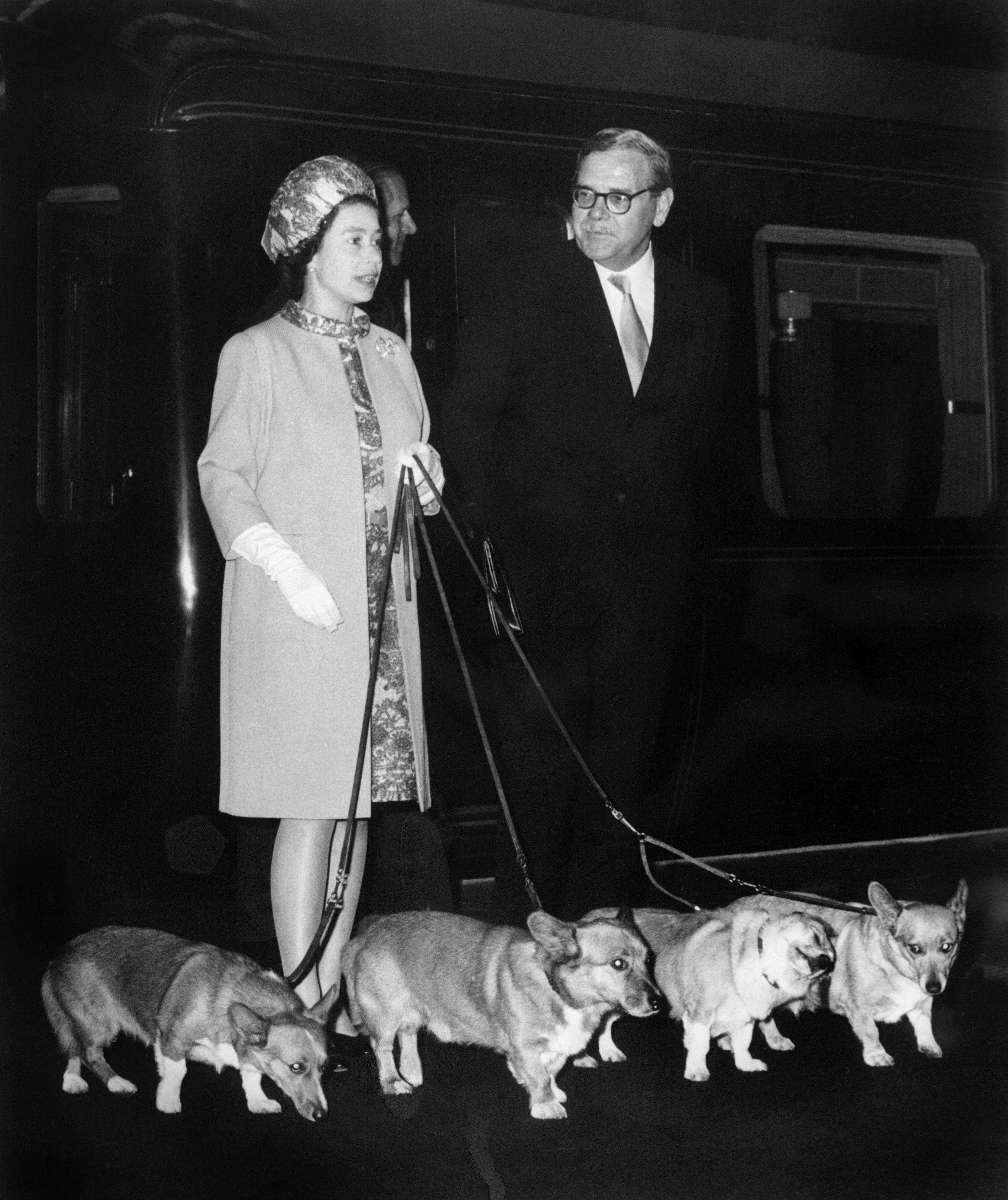 La reina Elizabeth II llega con sus cuatro corgis a la estación de tren de King's Cross el 15 de octubre de 1969 en el castillo de Balmoral en Escocia. | Foto: Getty Images