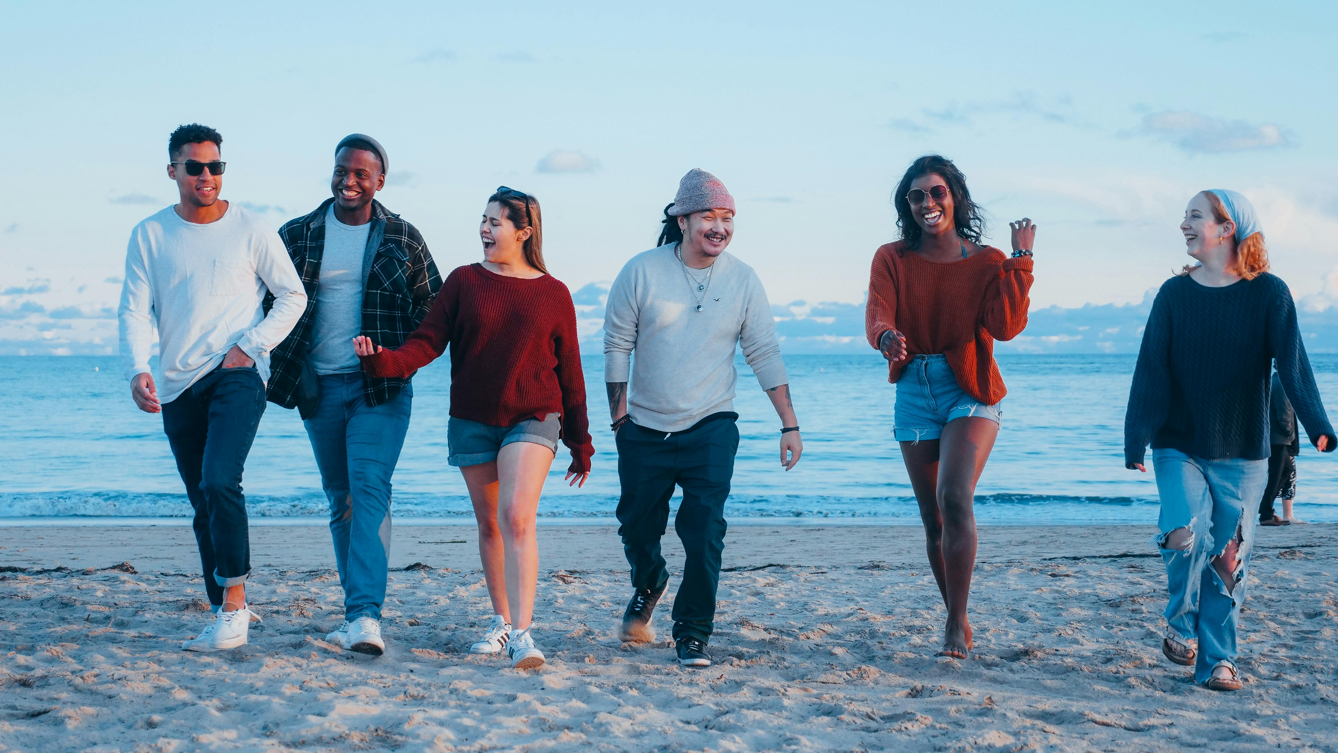 Un grupo de amigos paseando por la playa | Foto: Pexels