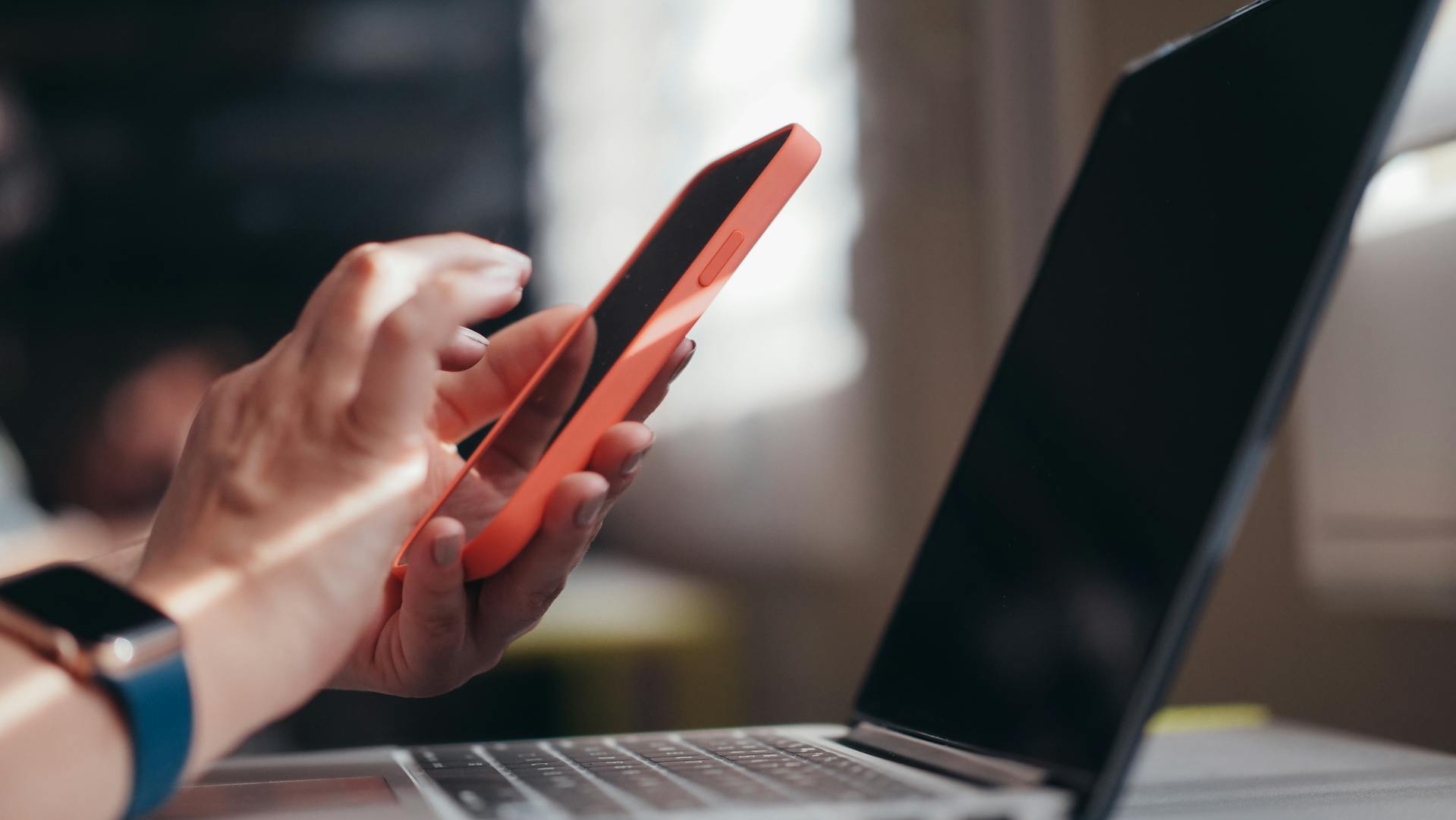 Una mujer usando su teléfono | Fuente: Pexels