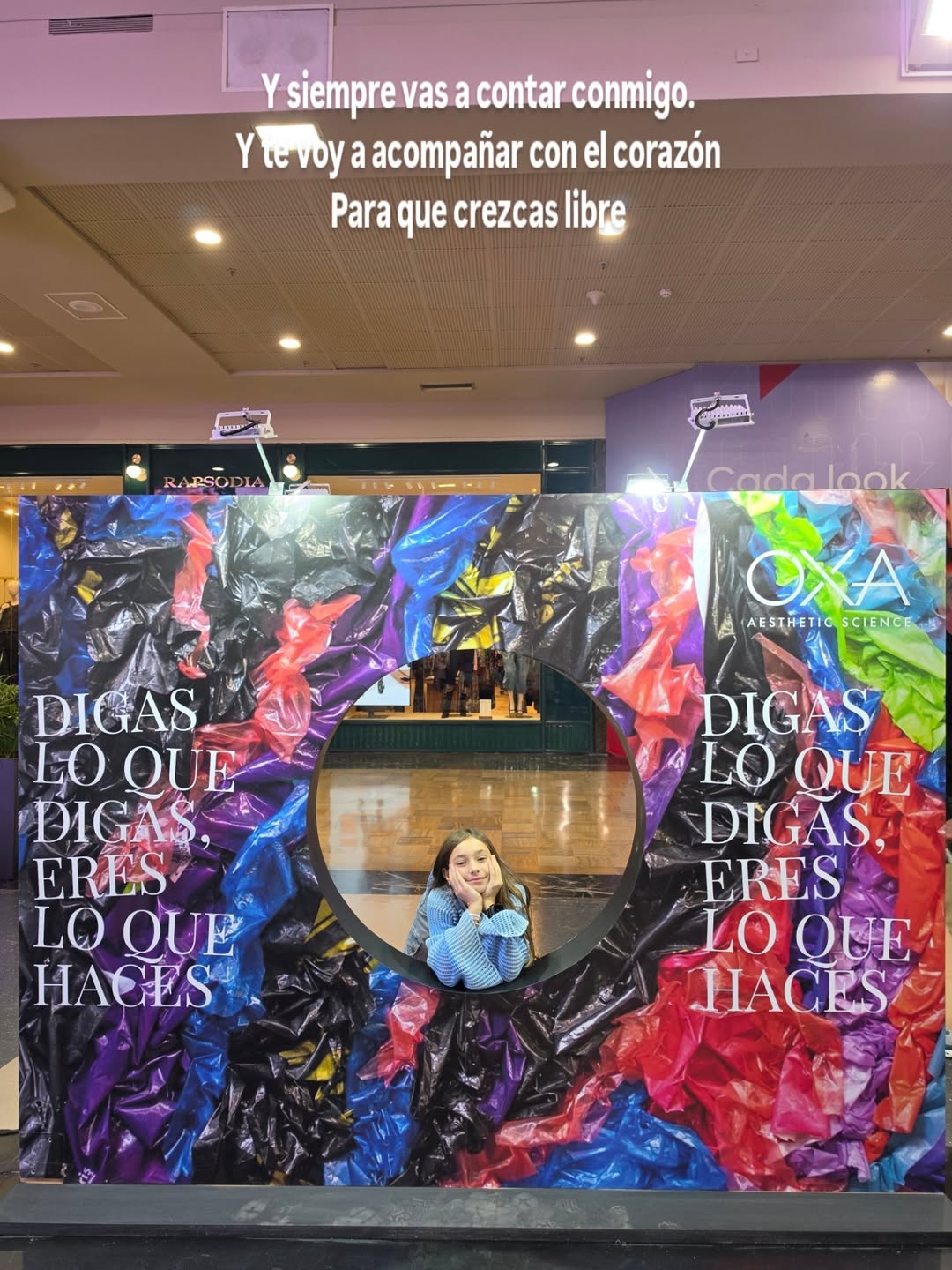 Lupe, hija de Rocío Igarzábal y Milton Cámara, en un evento público, enmarcada por un colorido cartel | Fuente: Instagram/rochi_igarzabalok