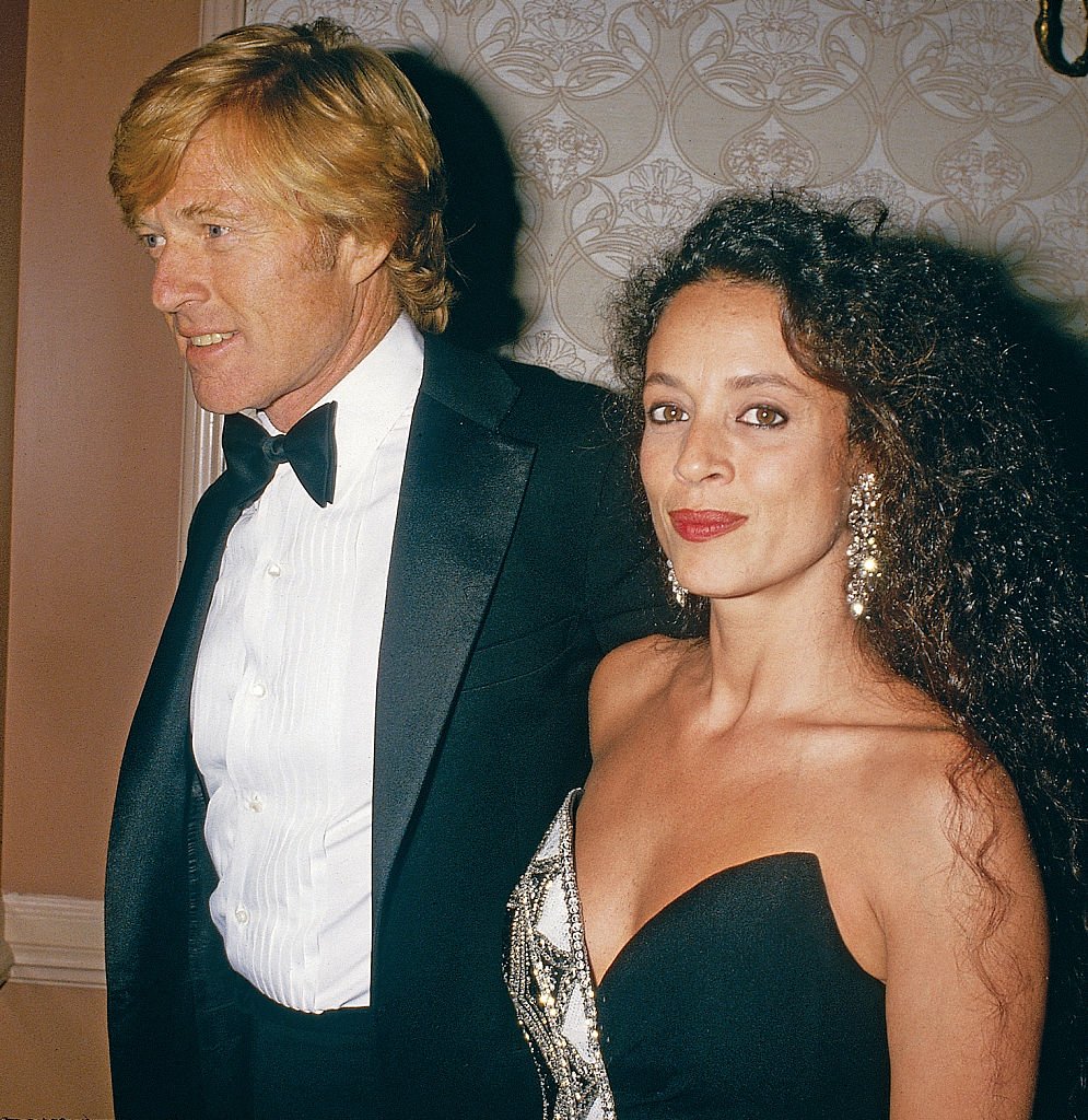 Robert Redford y Sonia Braga durante el 'Nosotros Golden Eagle Award' en 1987. | Foto: Getty Images