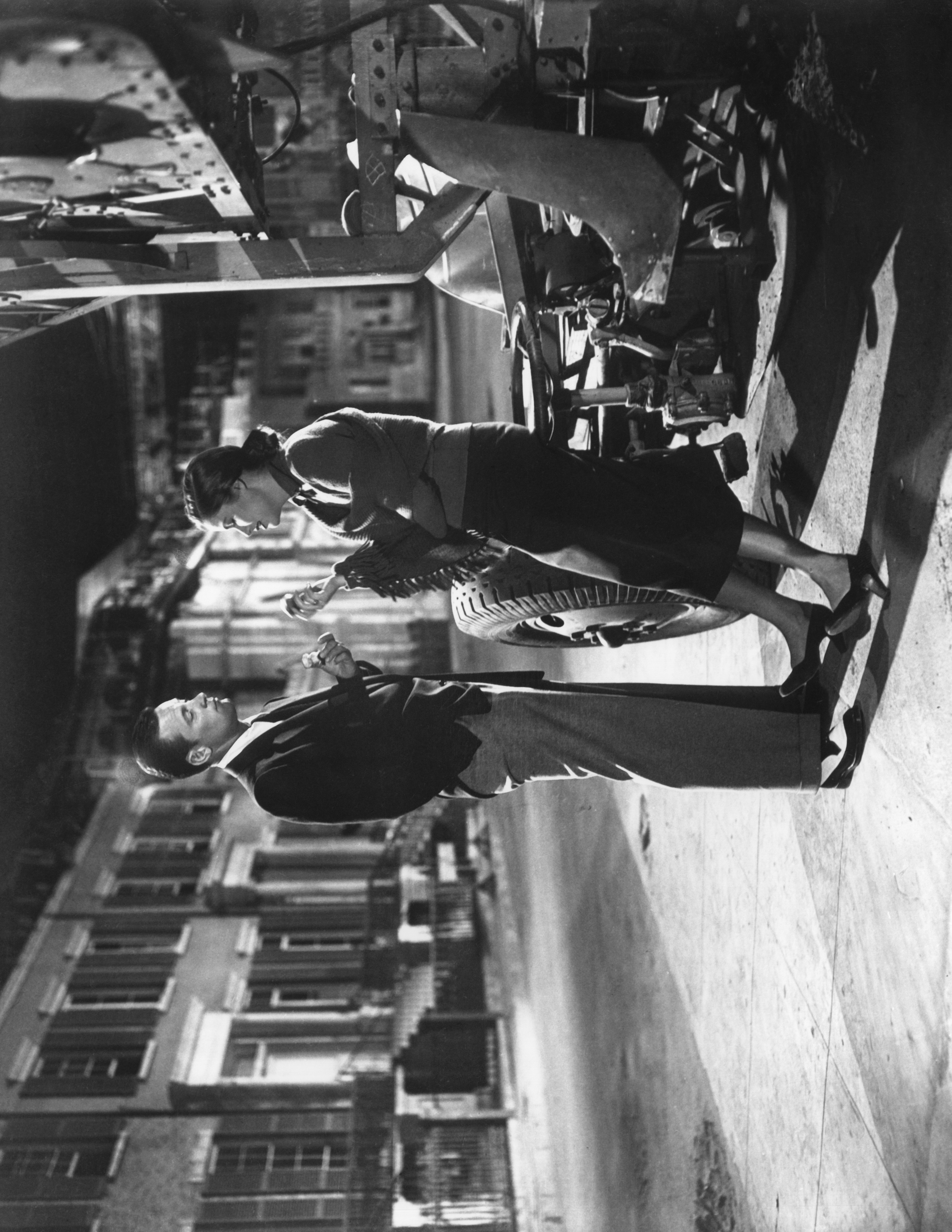 William Holden y la actriz en el plató de "Sunset Boulevard", 1950 | Fuente: Getty Images
