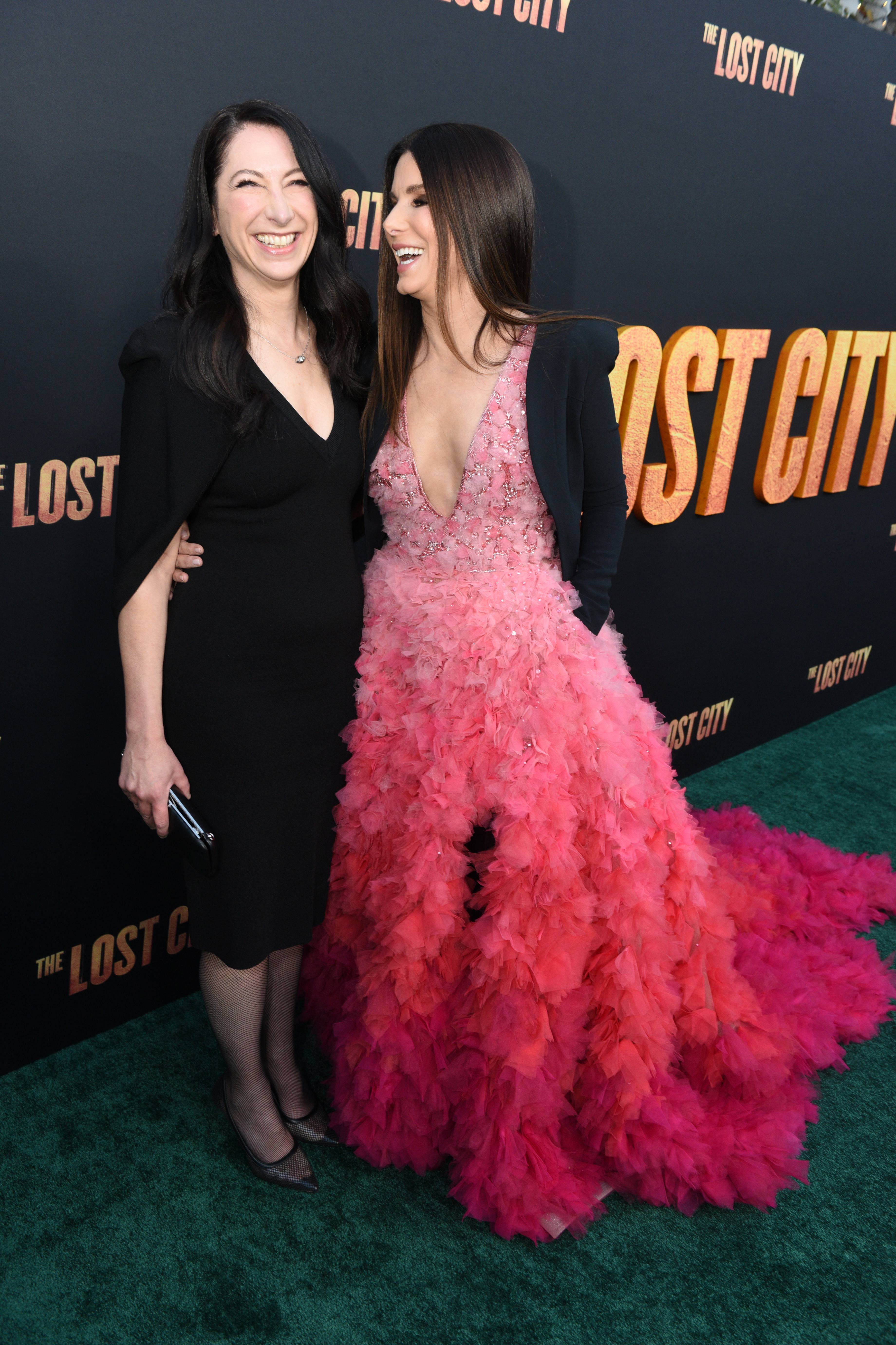 Gesine Bullock-Prado y Sandra Bullock en el estreno en Los Ángeles de "The Lost City", 2022 | Foto: Getty Images