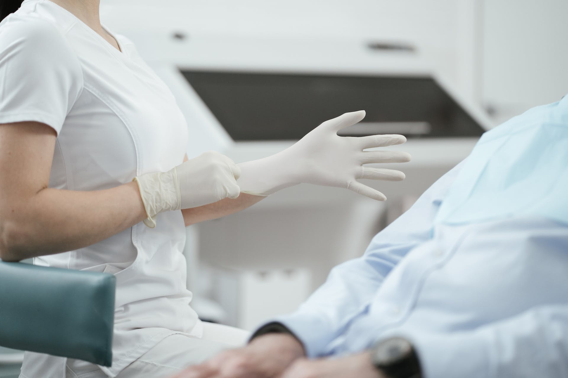 Médico sentado cerca de un paciente | Foto: Pexels