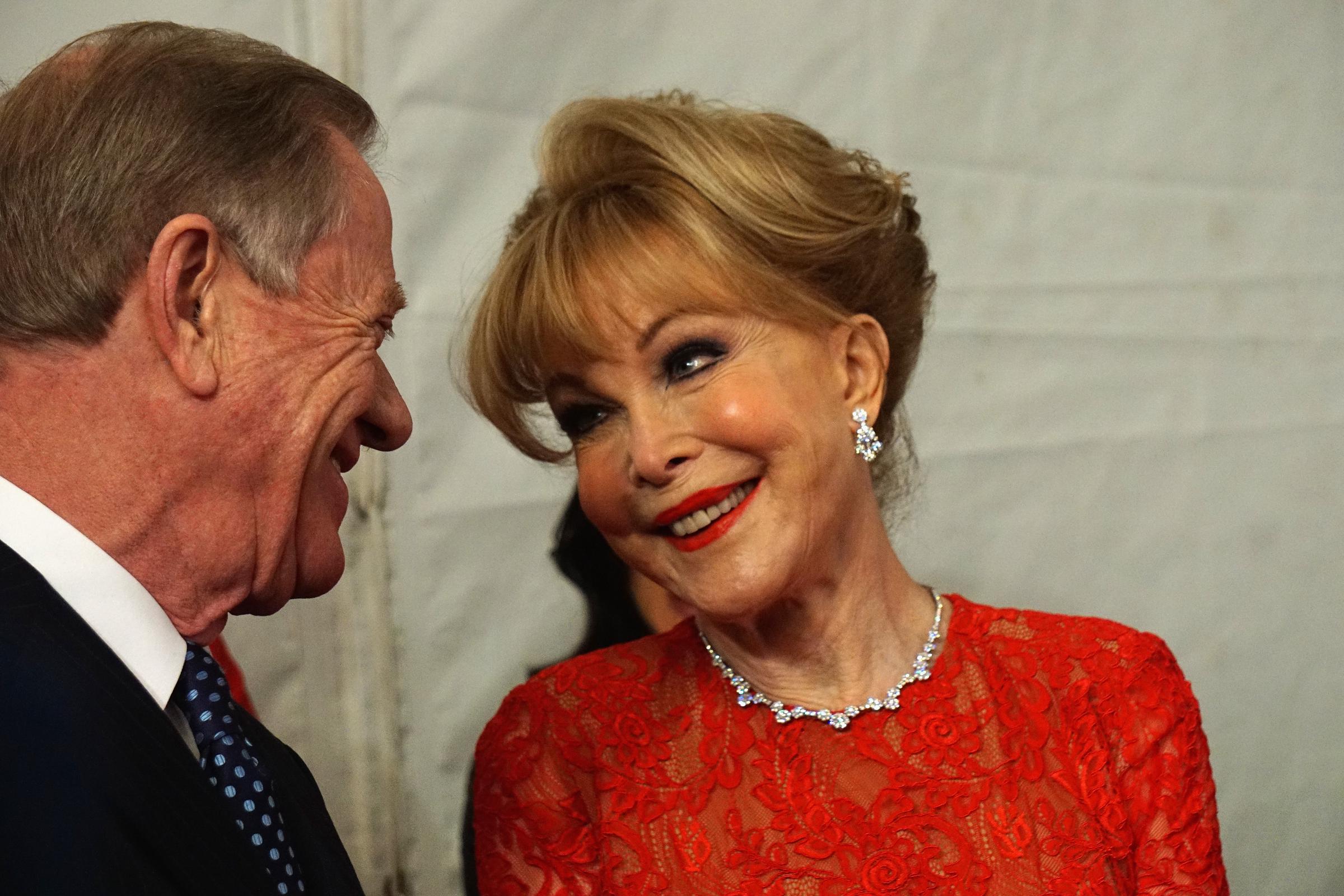 Jon Eicholtz y Barbara Eden asisten al desfile de moda de otoño Go Red For Women en Nueva York, el 12 de febrero de 2015. | Fuente: Getty Images