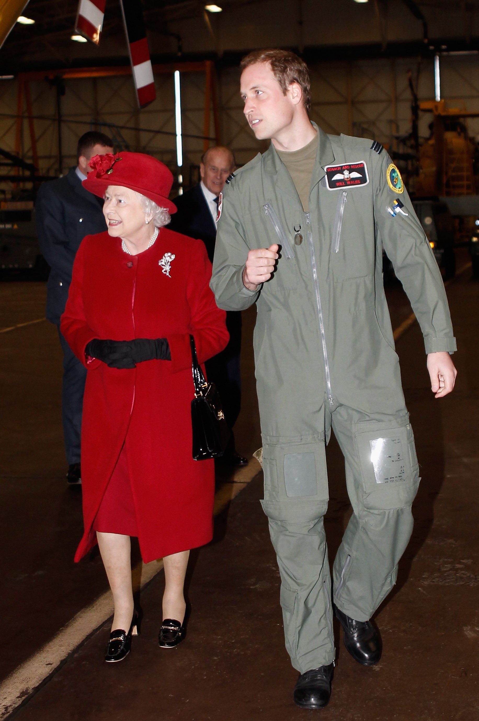 La reina Isabel II y el príncipe Guillermo durante una visita a RAF Valley el 1 de abril de 2011 en Holyhead, Reino Unido | Foto: Getty Images