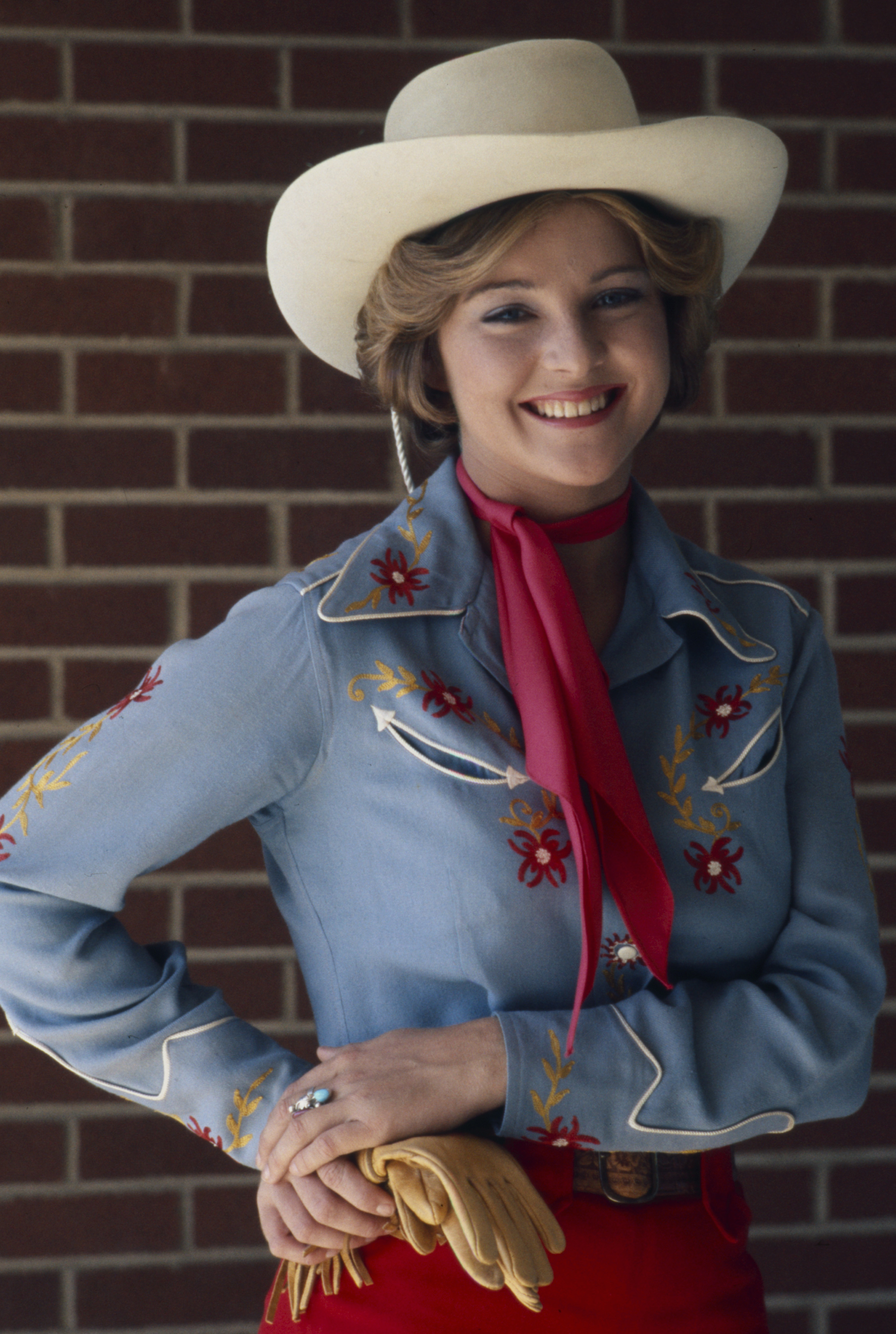 Robin Mattson aparece en la serie de televisión de la ABC "Nakia" en el episodio "The Moving Target" en 1974. | Fuente: Getty Images