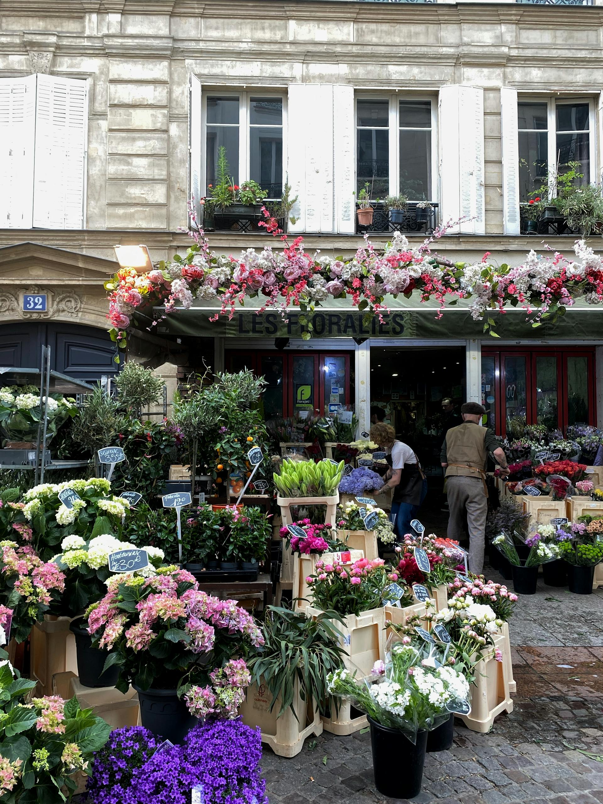 Gente trabajando en una floristería | Fuente: Pexels